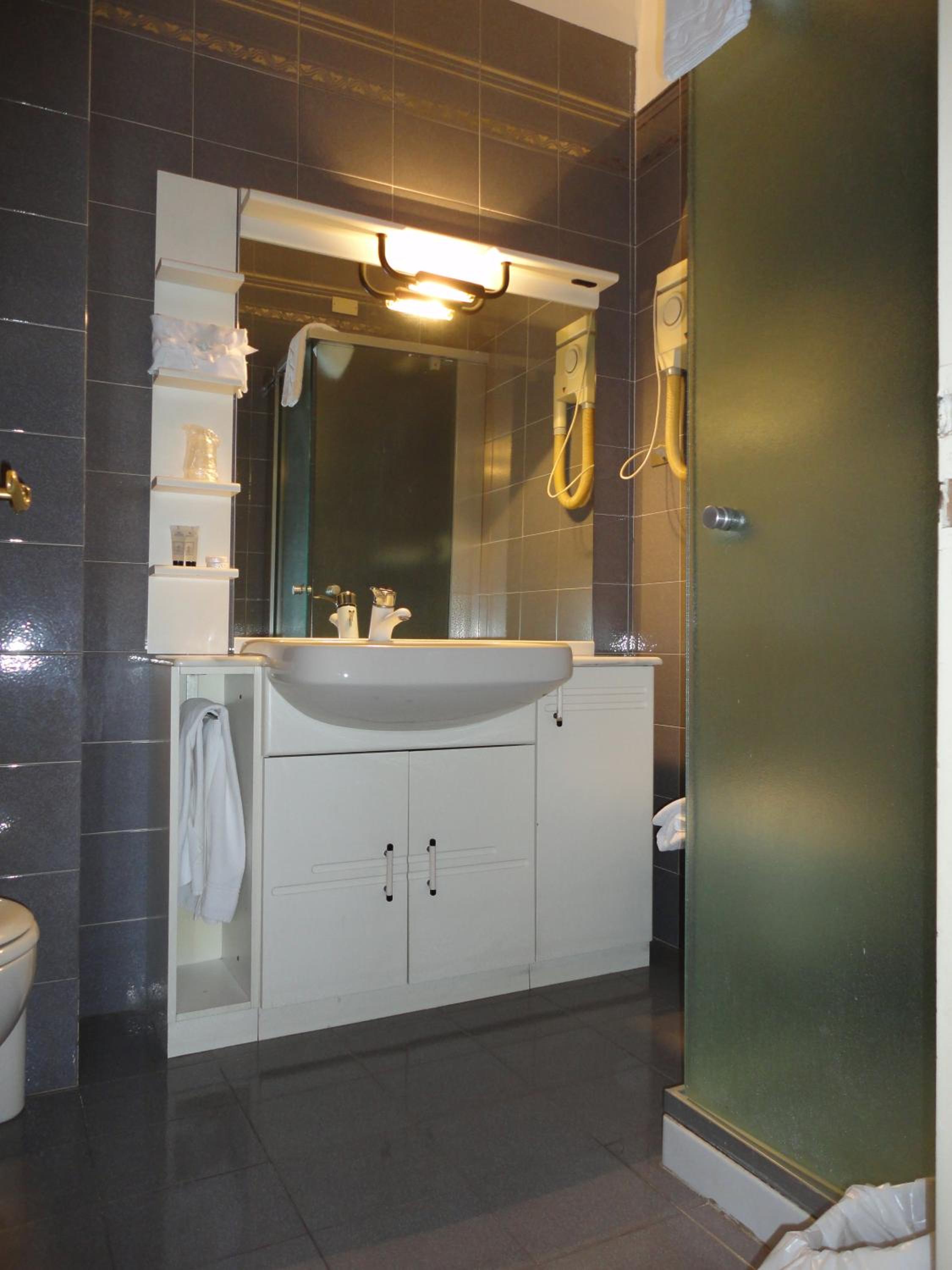 Standard Double Room with Lake/Square View - Photo 5