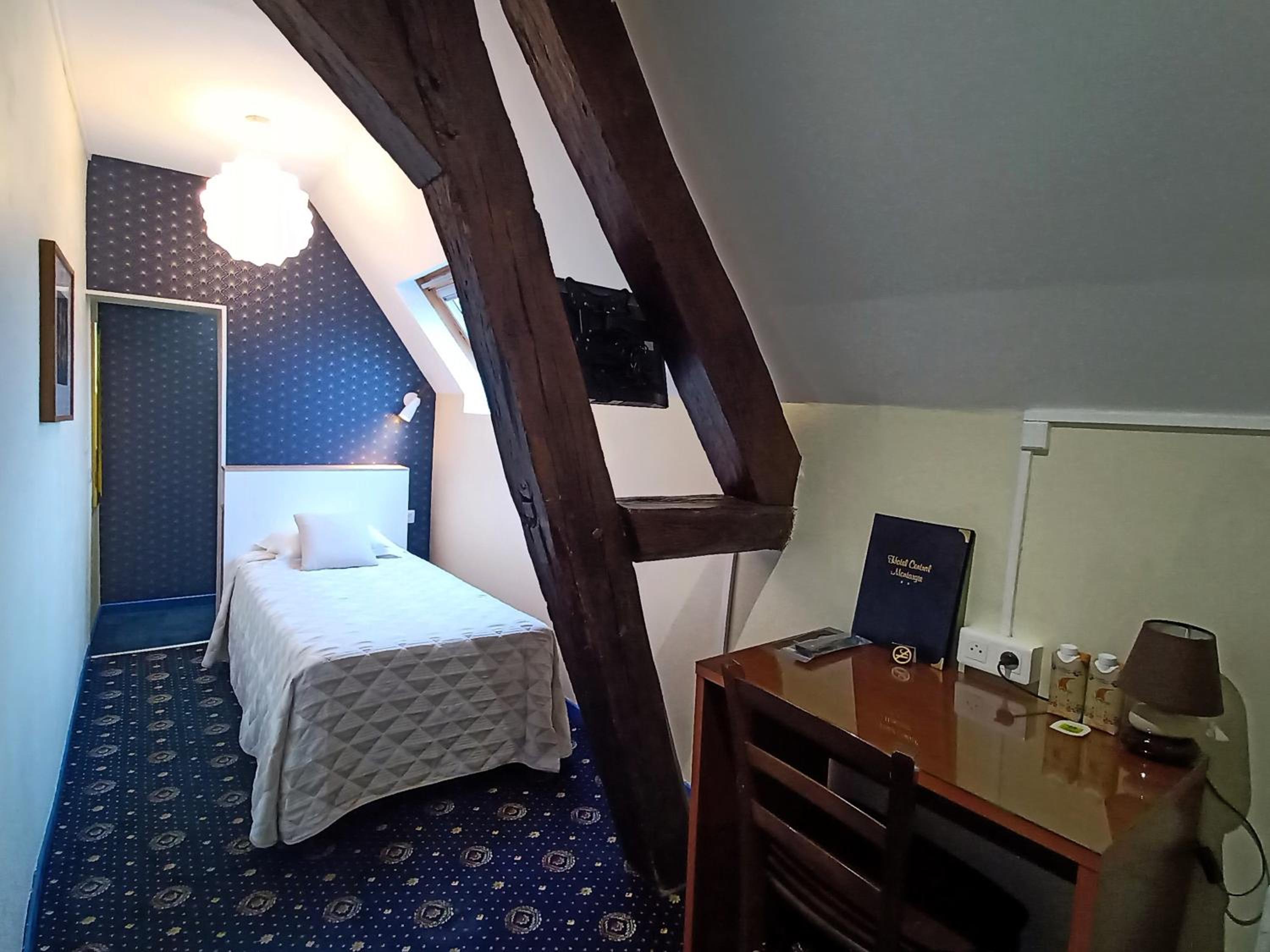 Simple Room photo 2