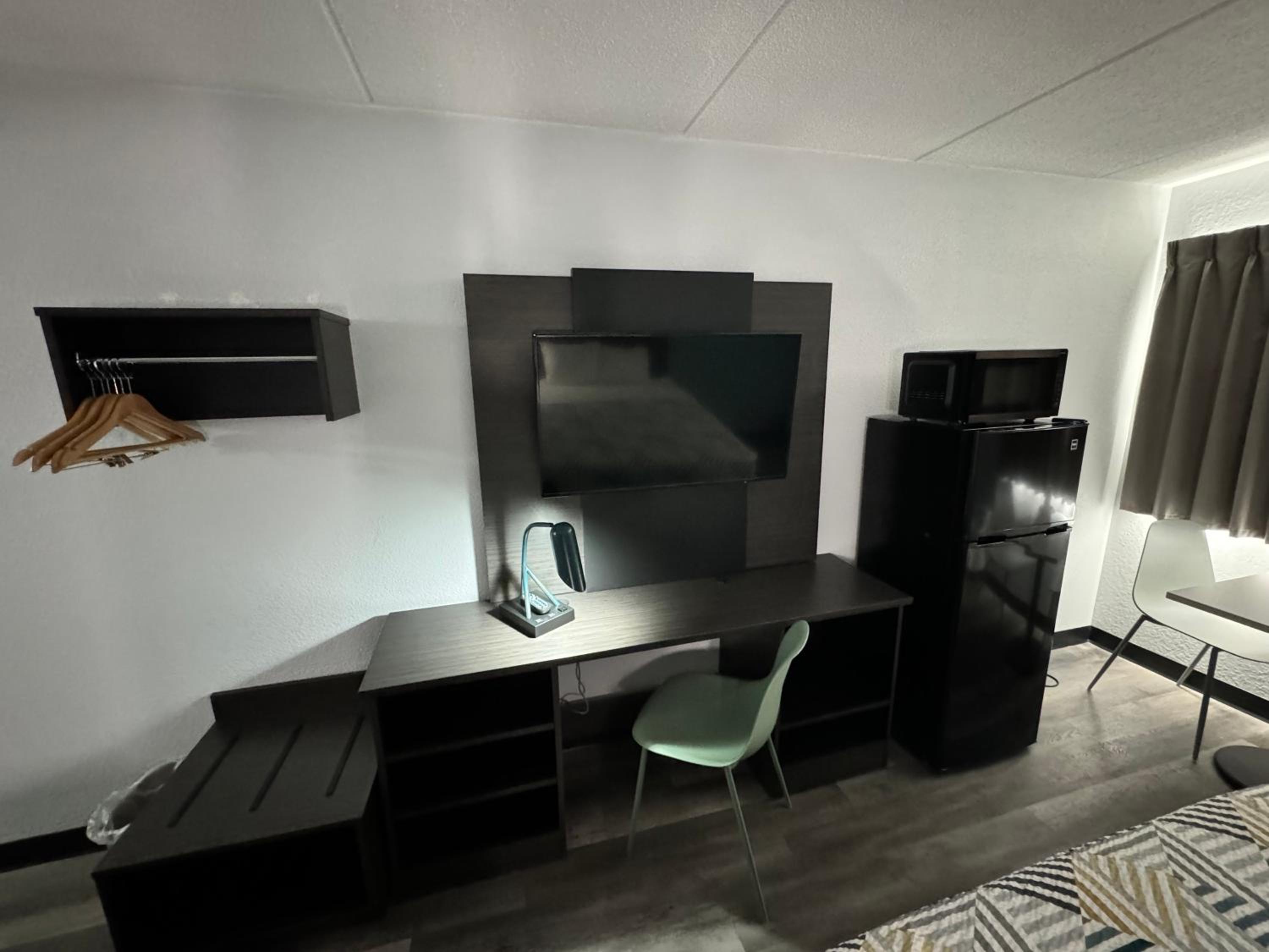 Deluxe King Room - Non-Smoking - Photo 8