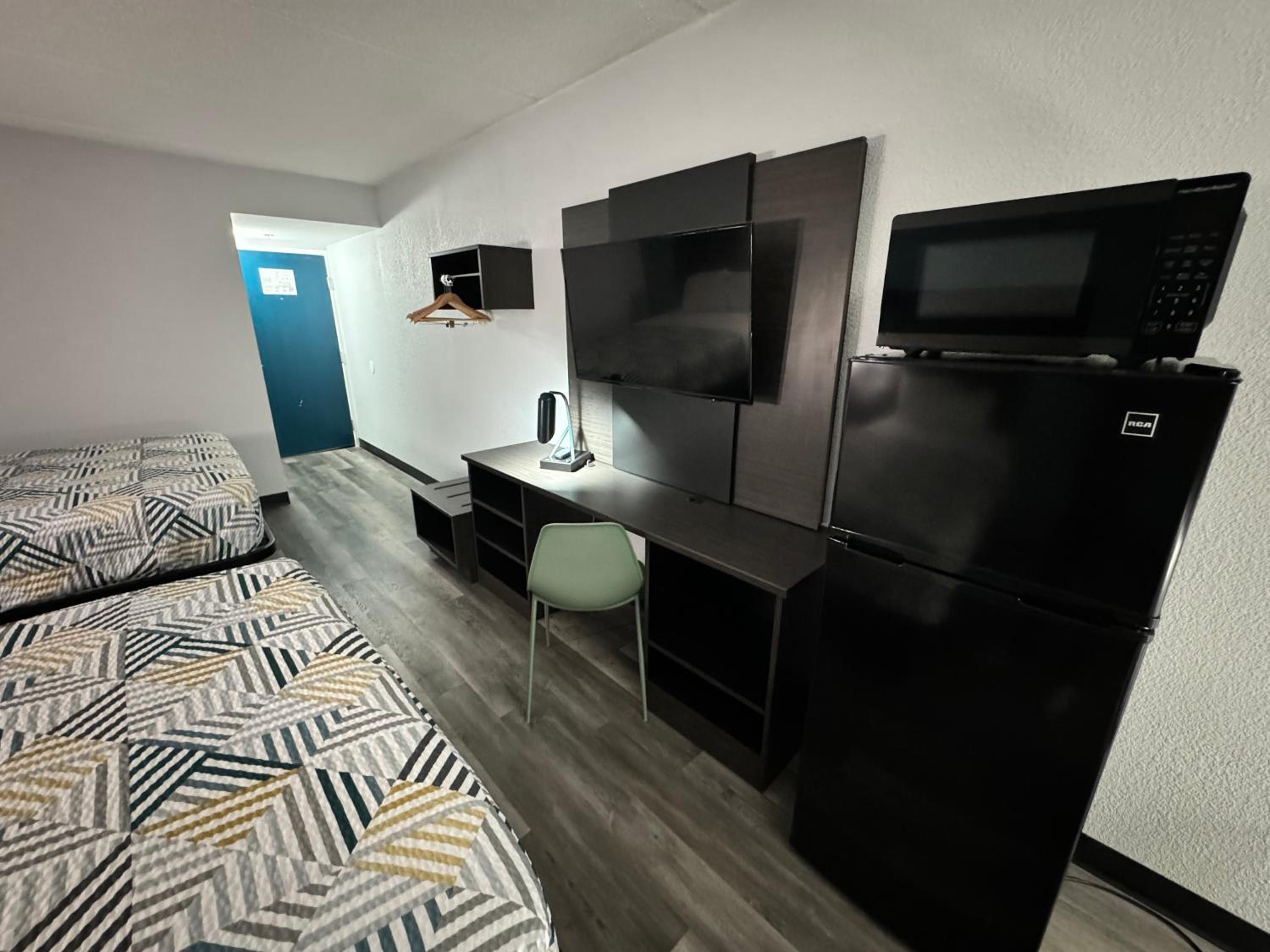 Deluxe King Room - Non-Smoking - Photo 9
