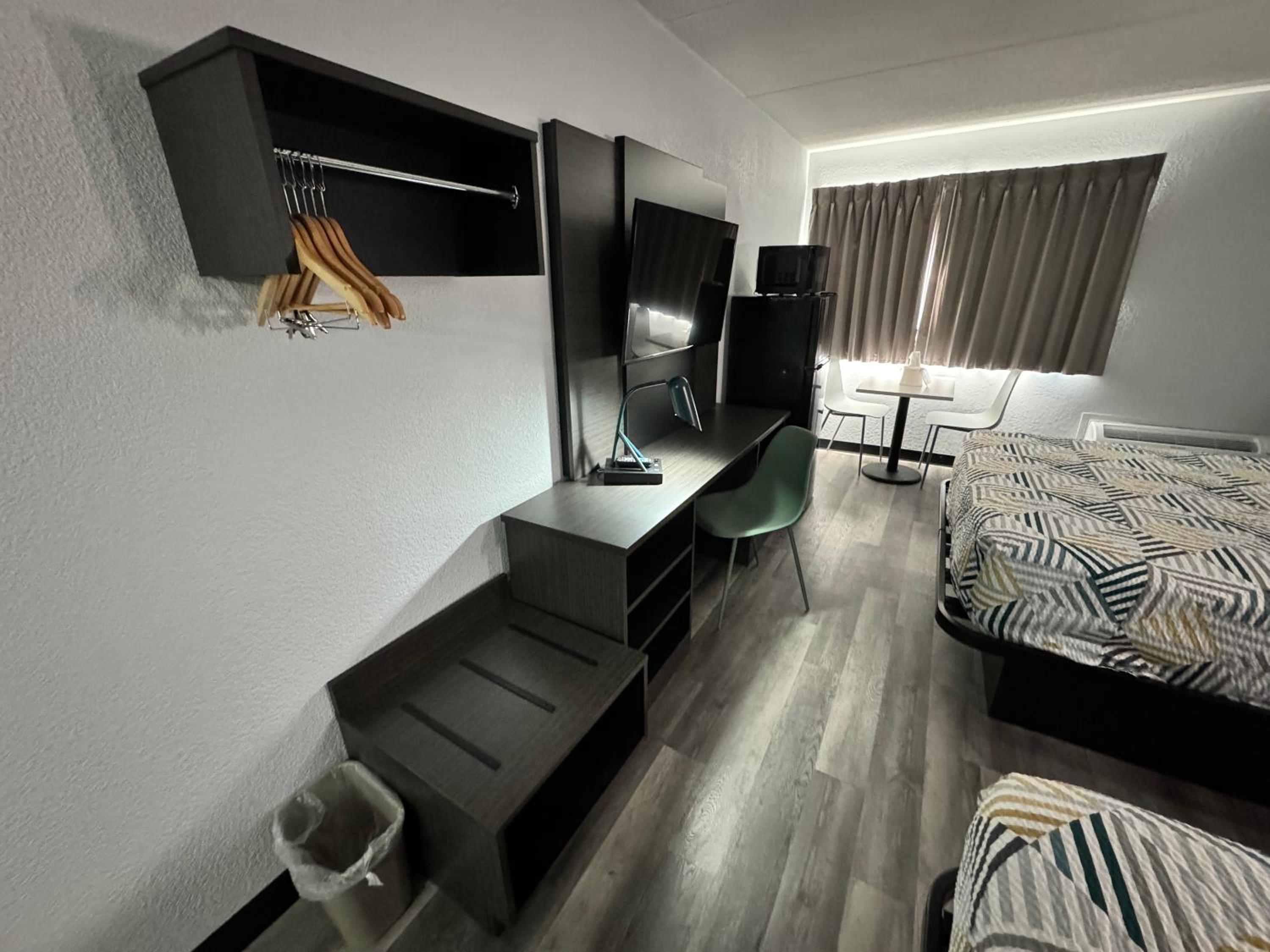 Deluxe King Room - Non-Smoking - Photo 10