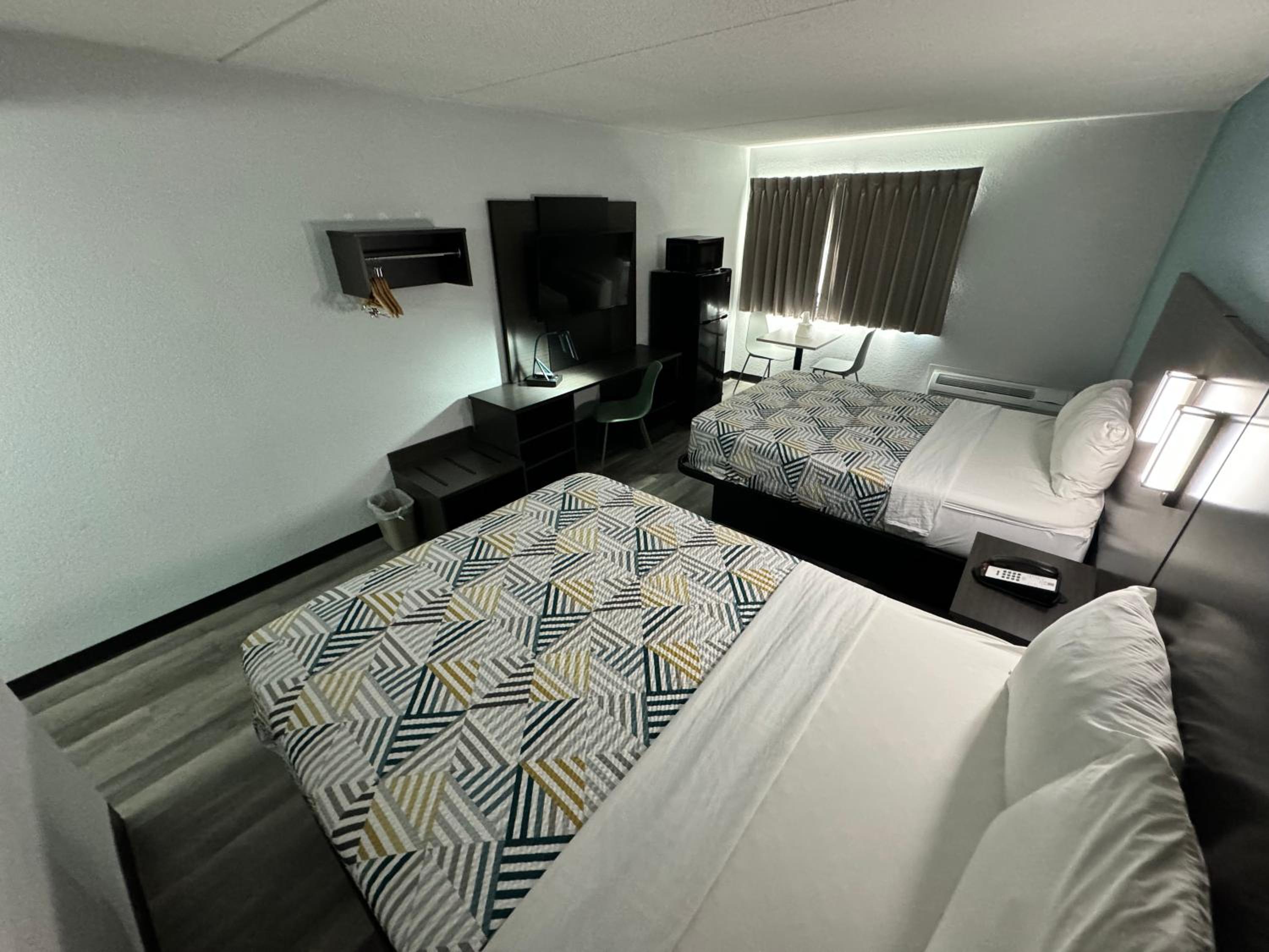 Deluxe Queen Room with Two Queen Beds - Non-Smoking - Photo 18
