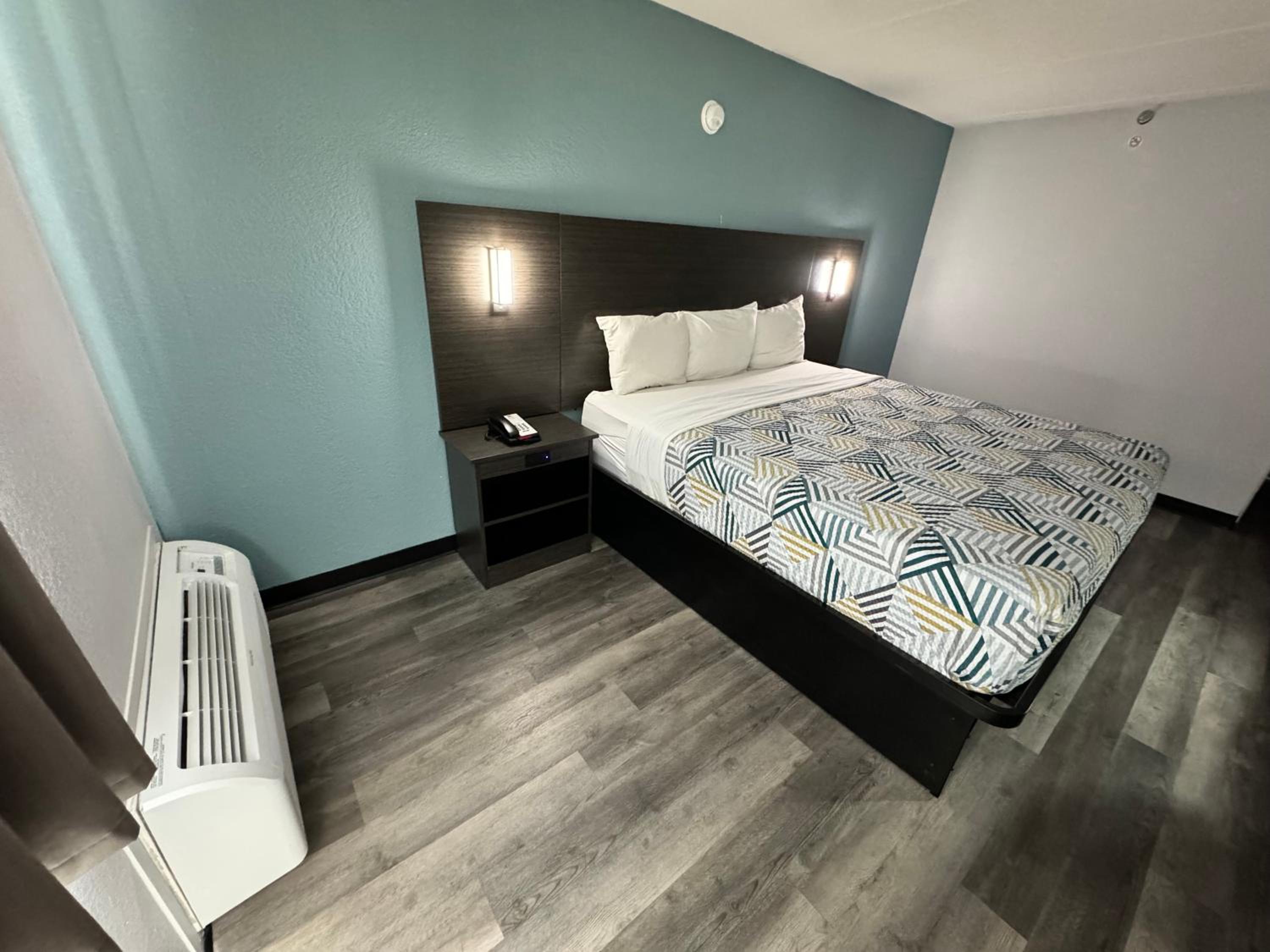 Deluxe King Room - Non-Smoking - Photo 11