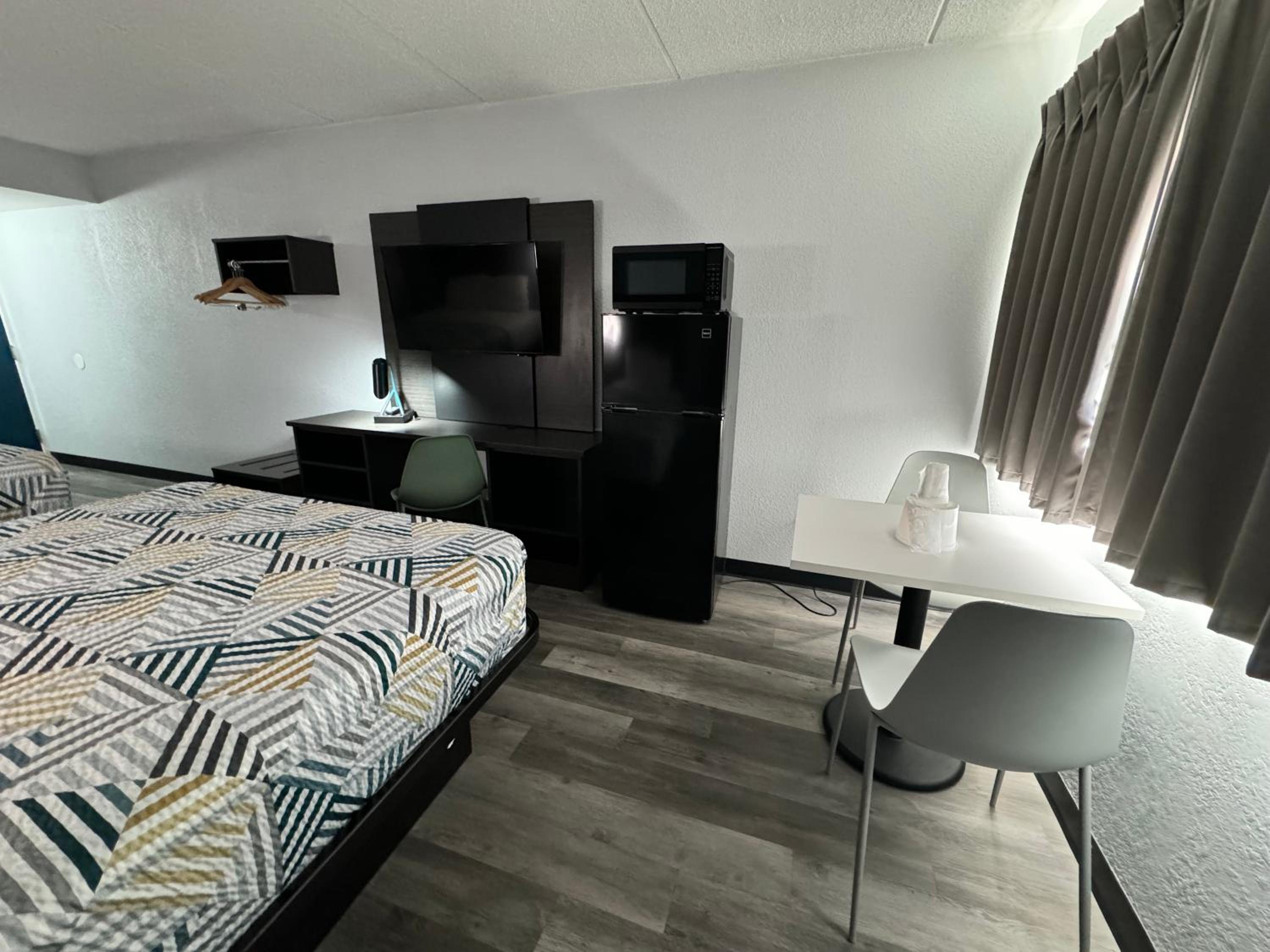 Deluxe King Room - Non-Smoking - Photo 12