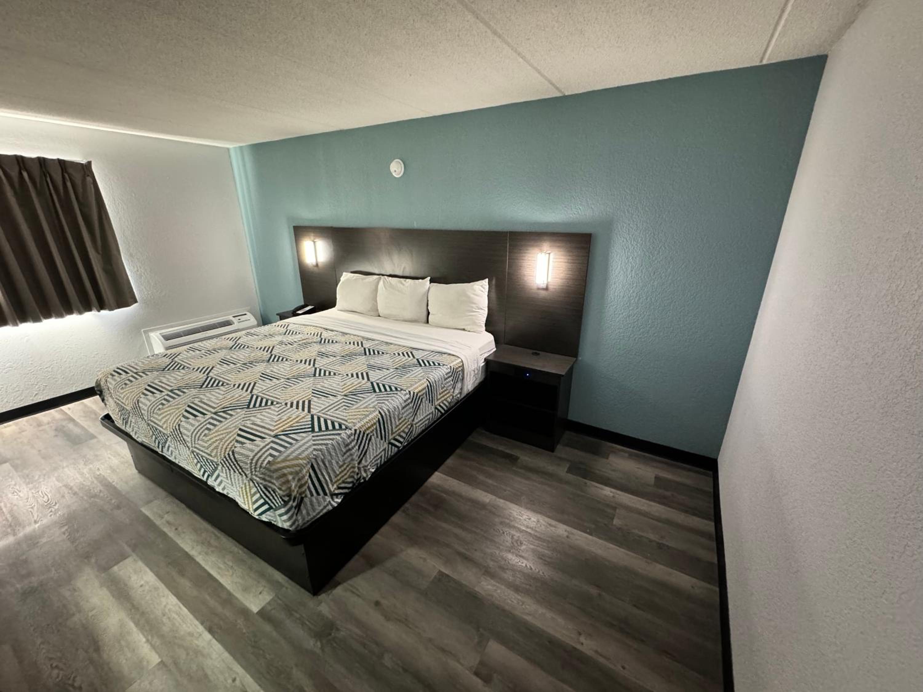 Deluxe King Room - Non-Smoking - Photo 13