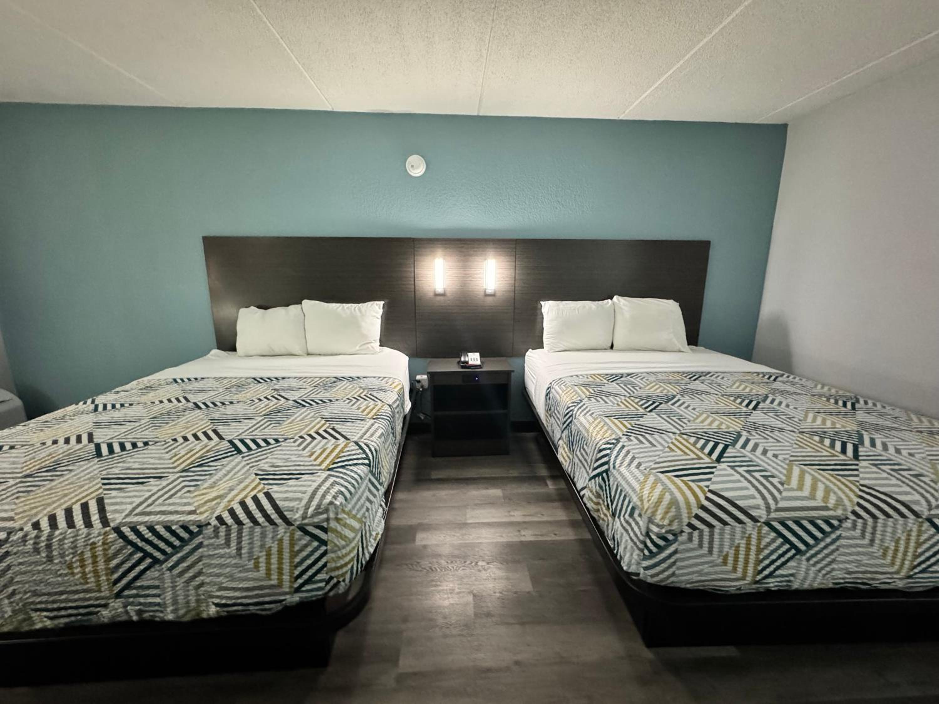 Deluxe Queen Room with Two Queen Beds - Non-Smoking - Photo 2