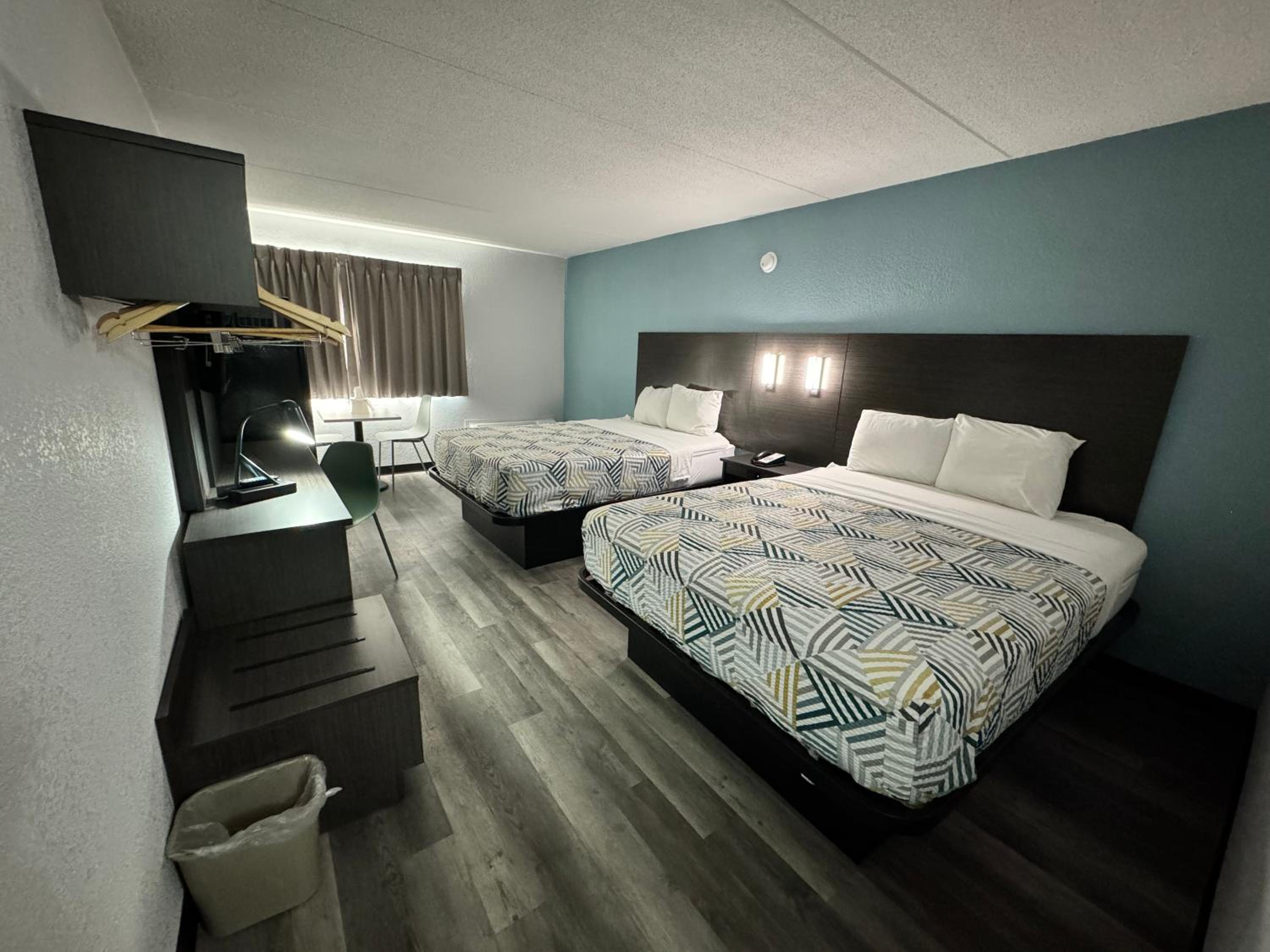 Deluxe Queen Room with Two Queen Beds - Non-Smoking - Photo 3