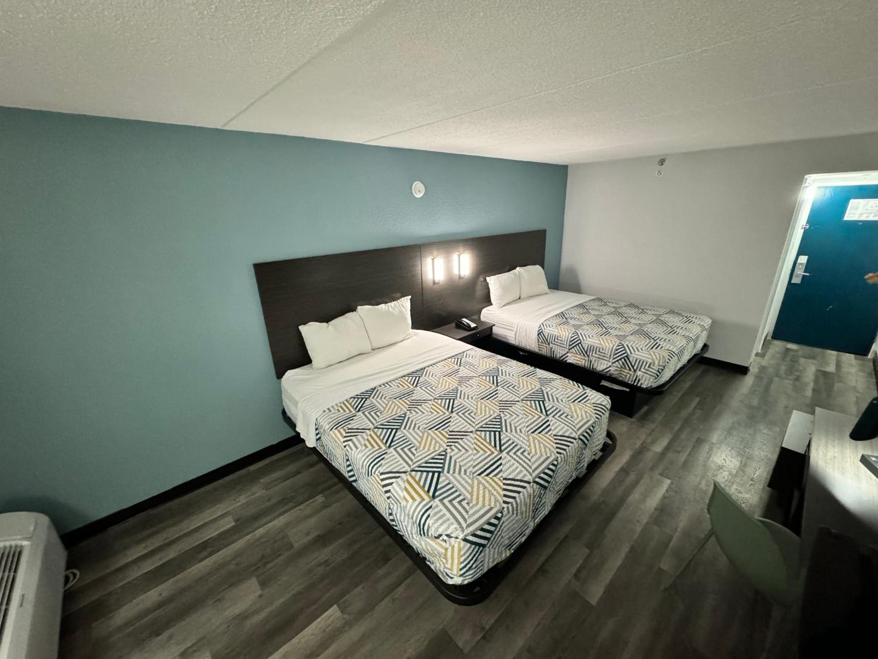 Deluxe Queen Room with Two Queen Beds - Non-Smoking - Photo 4