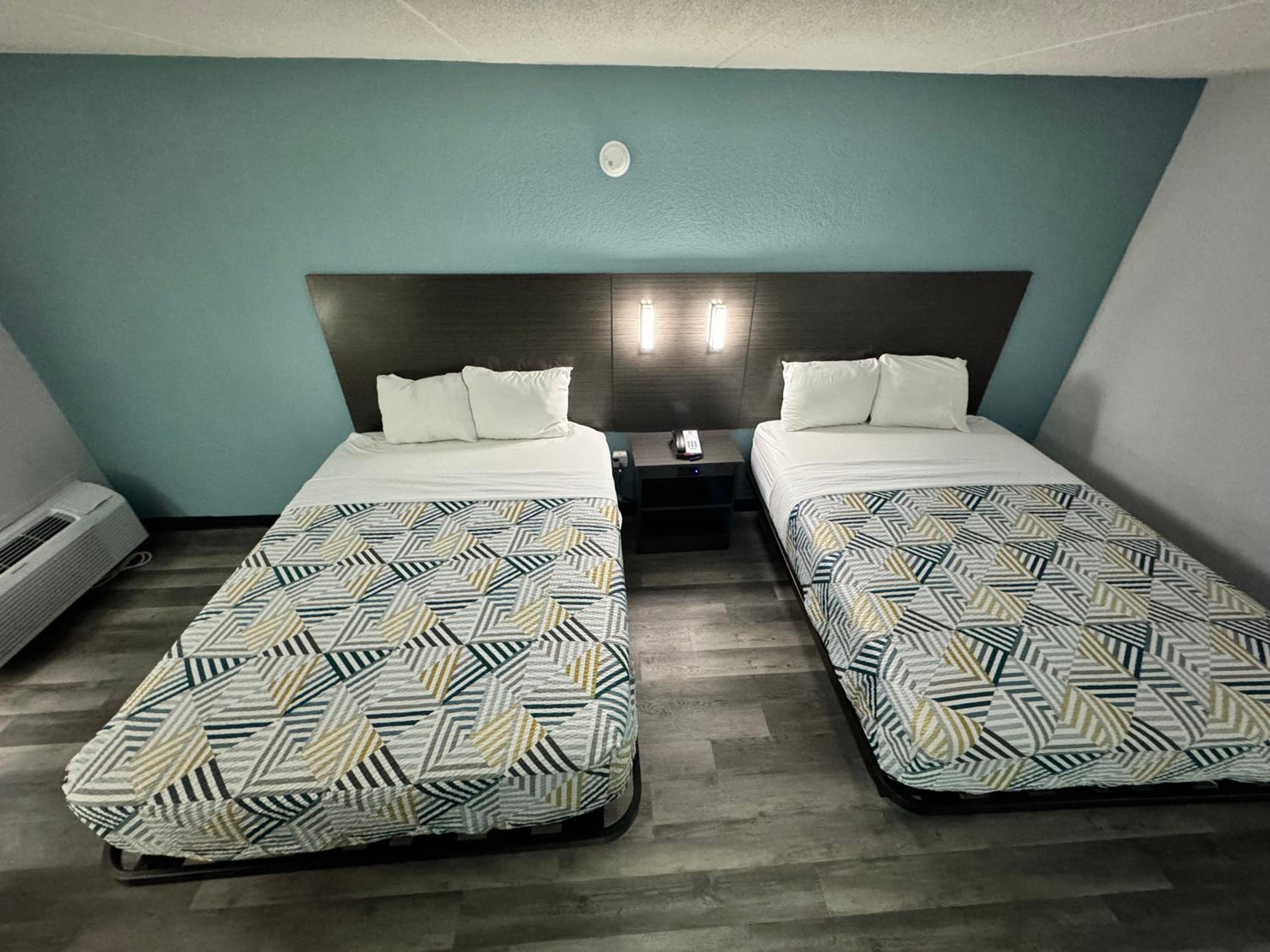 Deluxe Queen Room with Two Queen Beds - Non-Smoking - Photo 6