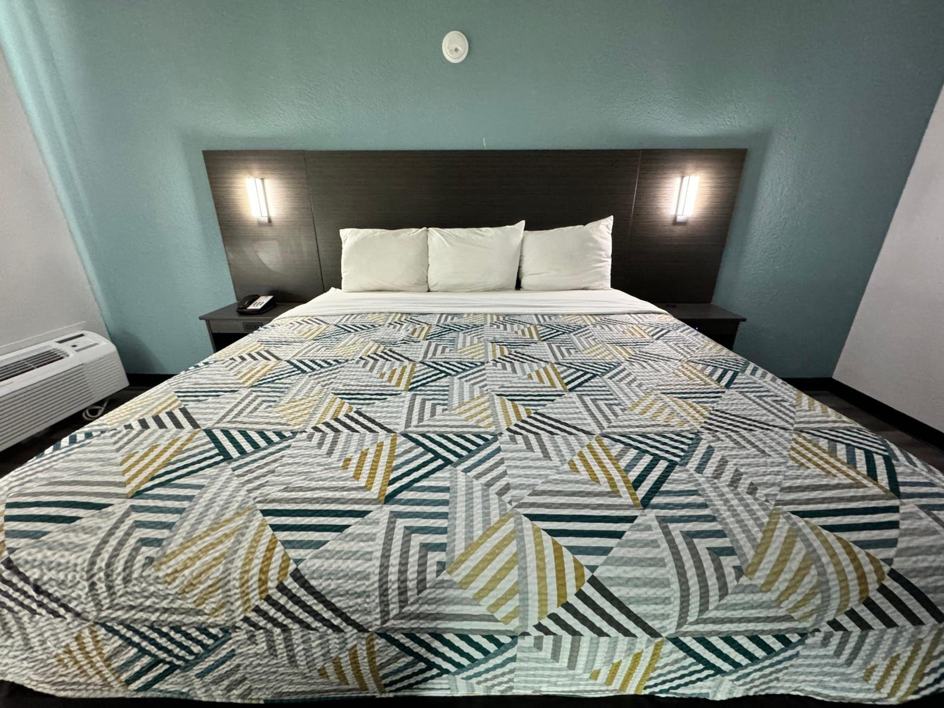 Deluxe King Room - Non-Smoking - Photo 15