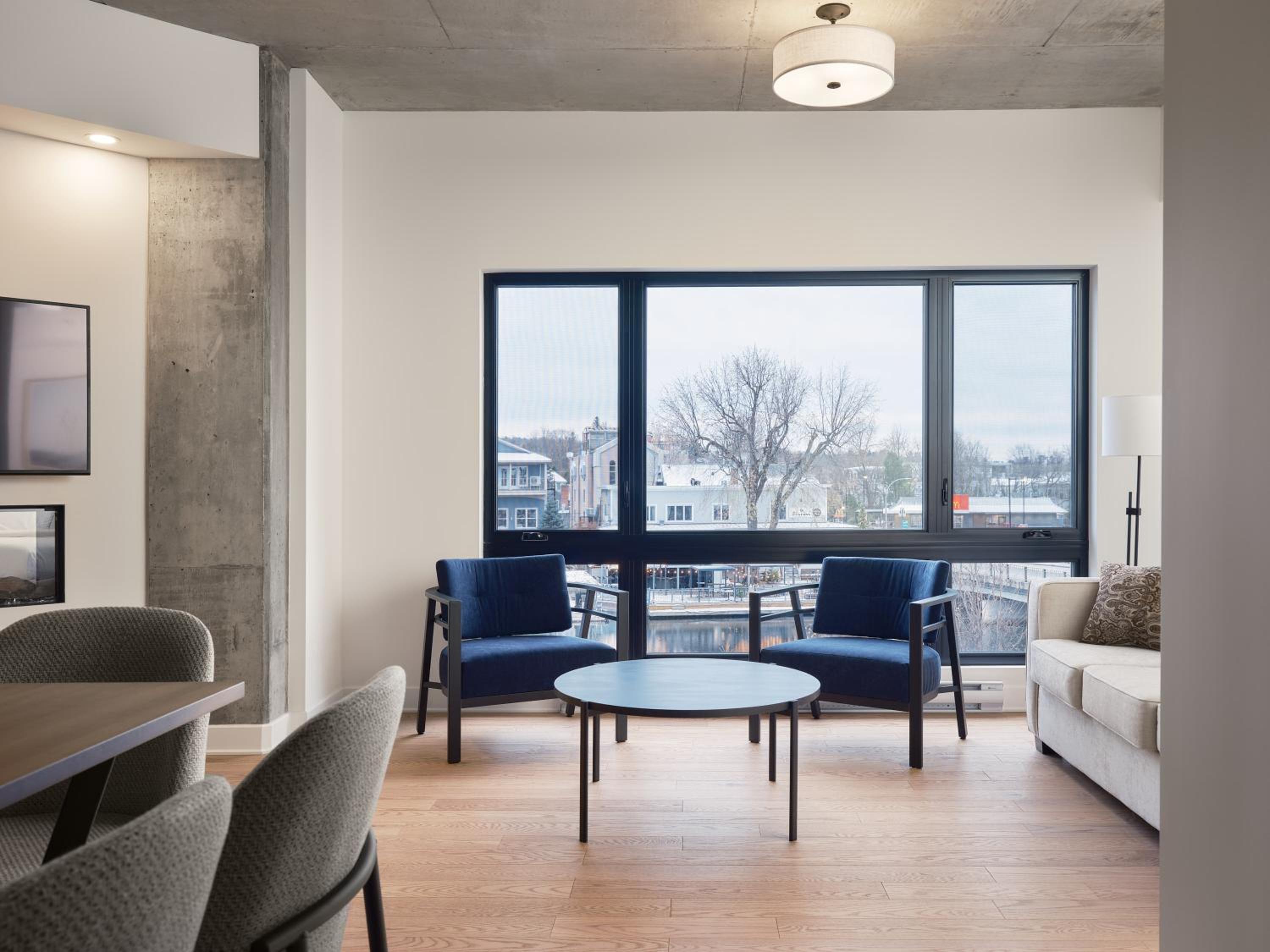 306 - 3rd Floor Deluxe studio, Queen Bed, Lake View