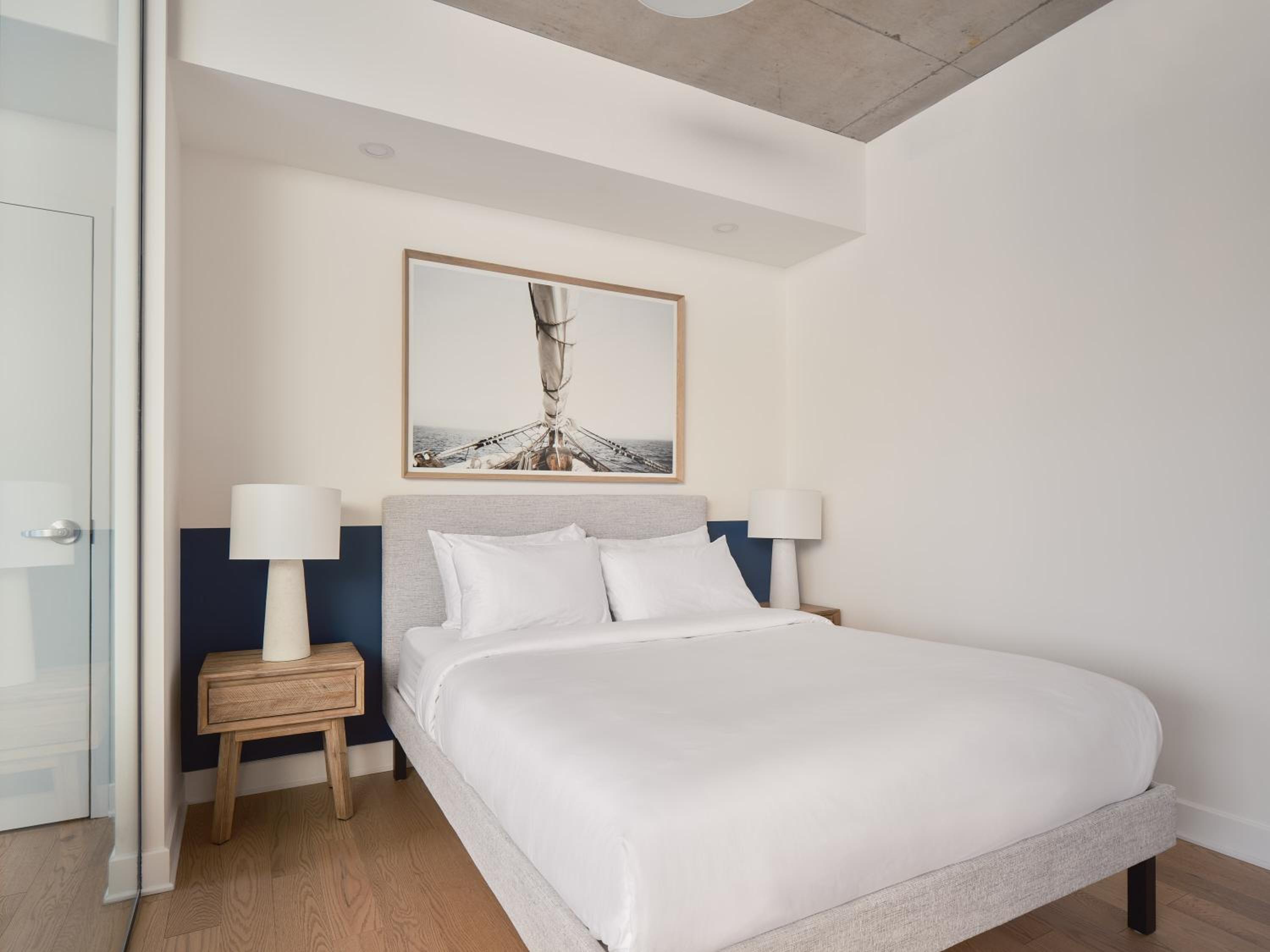 207 - 2nd Floor Deluxe studio, Queen Bed, Lake View