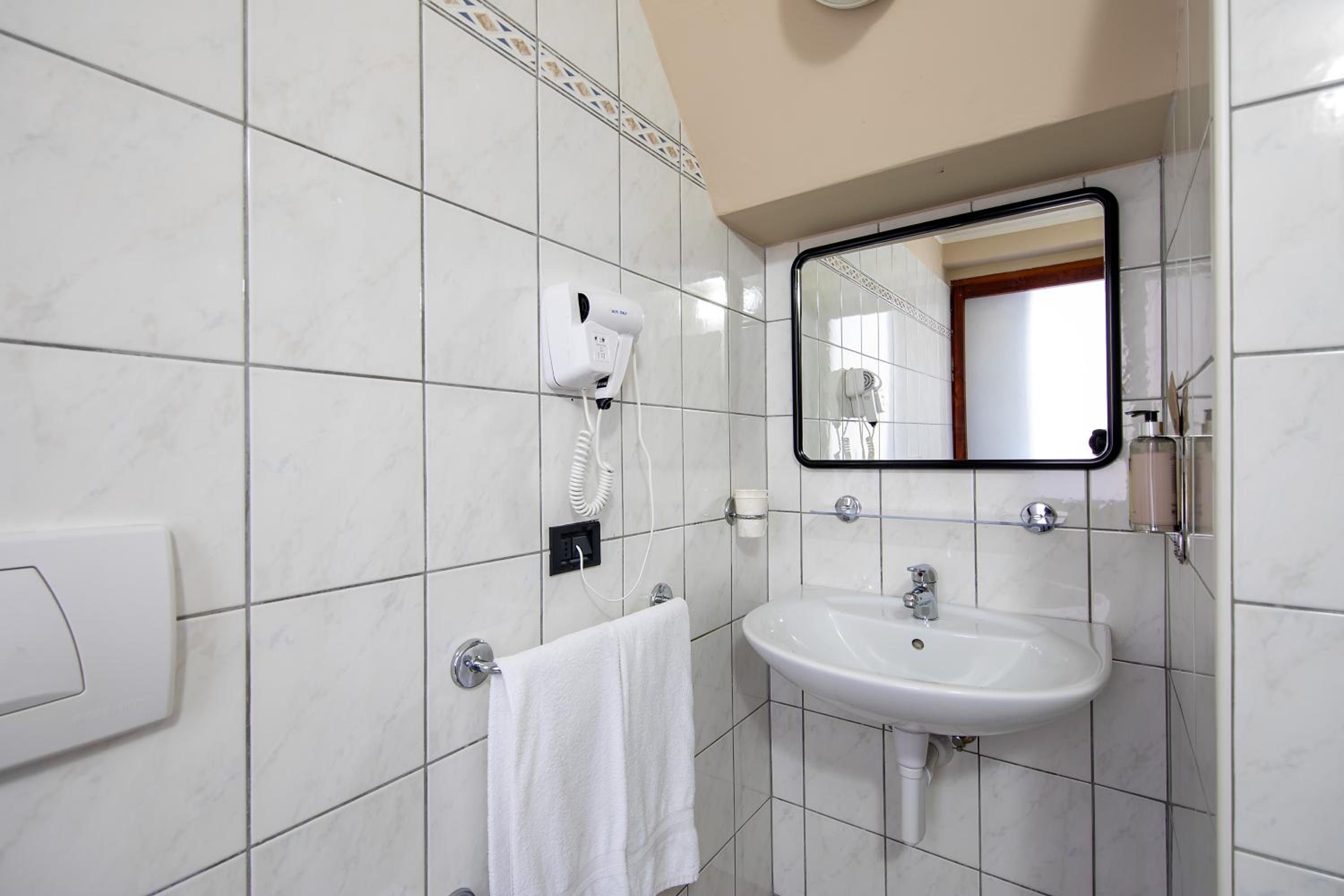 Standard Double Room - Photo 10