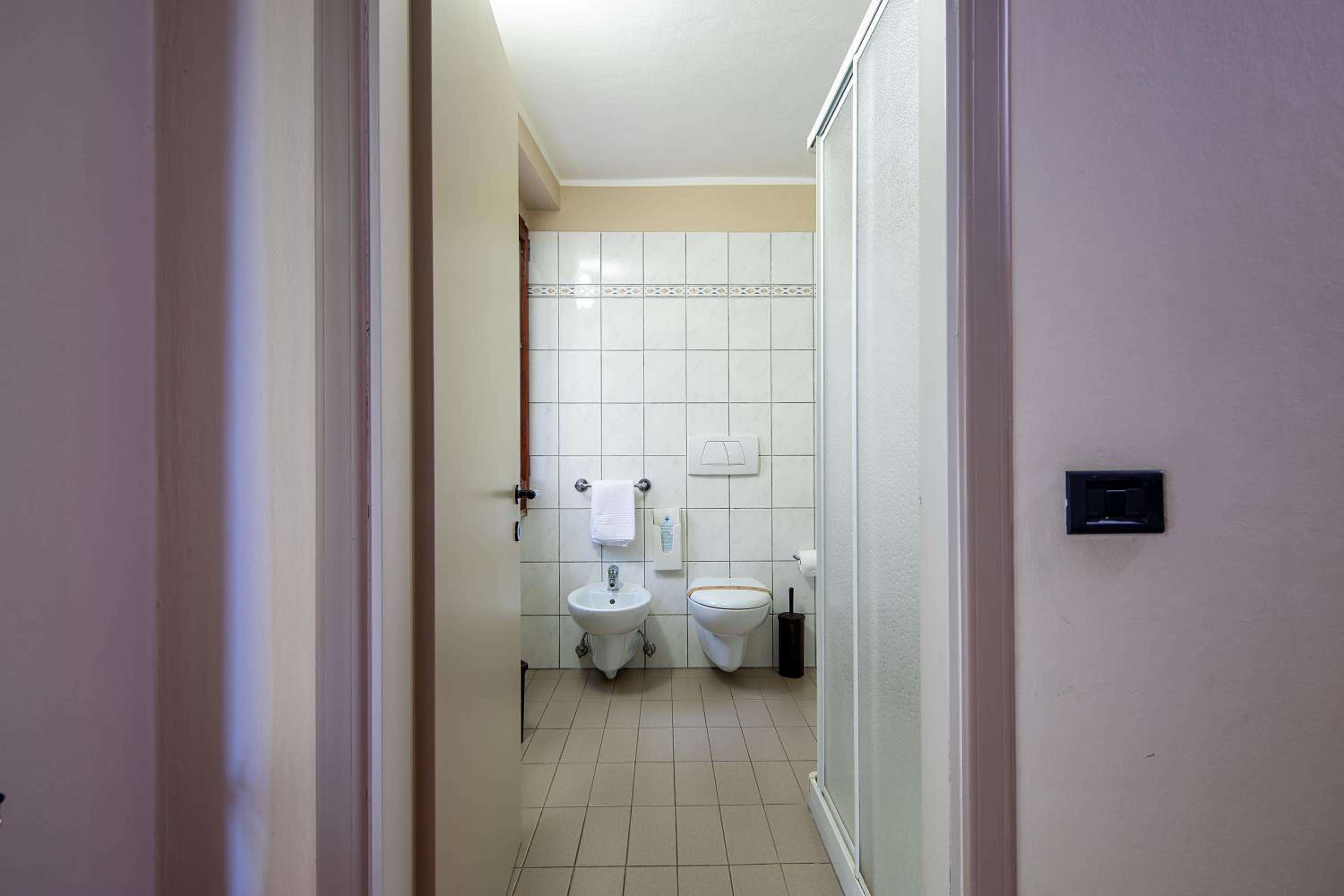 Standard Double Room - Photo 9