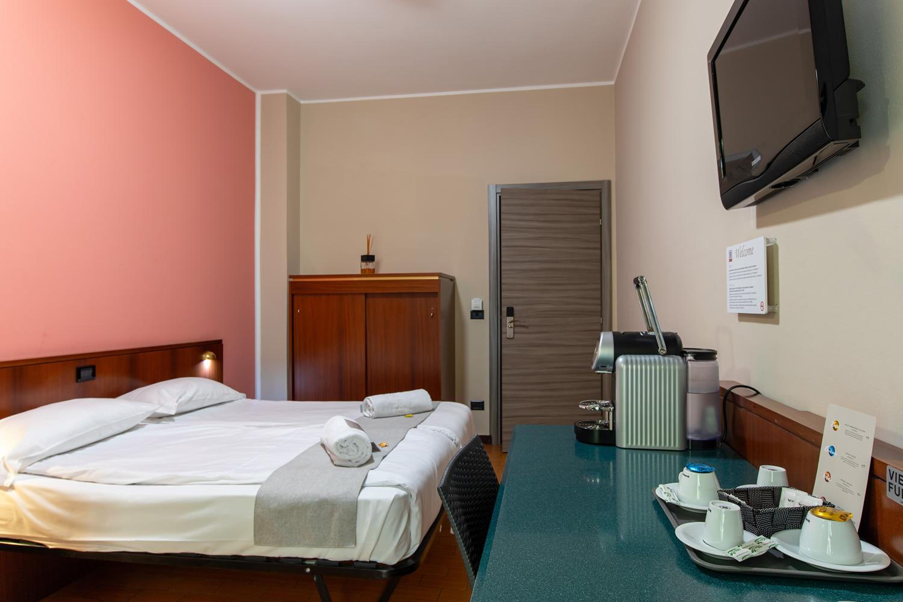 Standard Double Room - Photo 16
