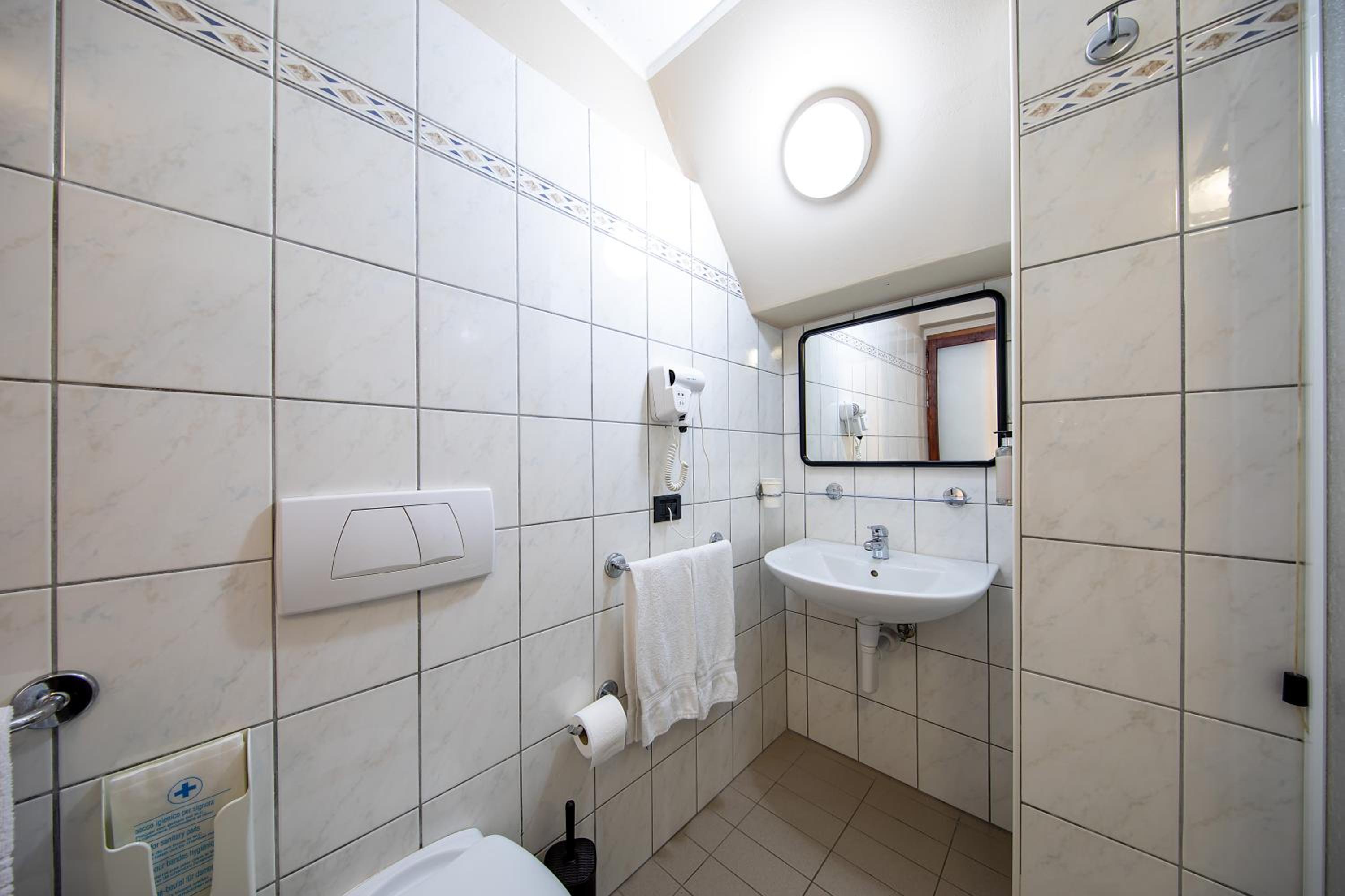 Standard Double Room - Photo 18