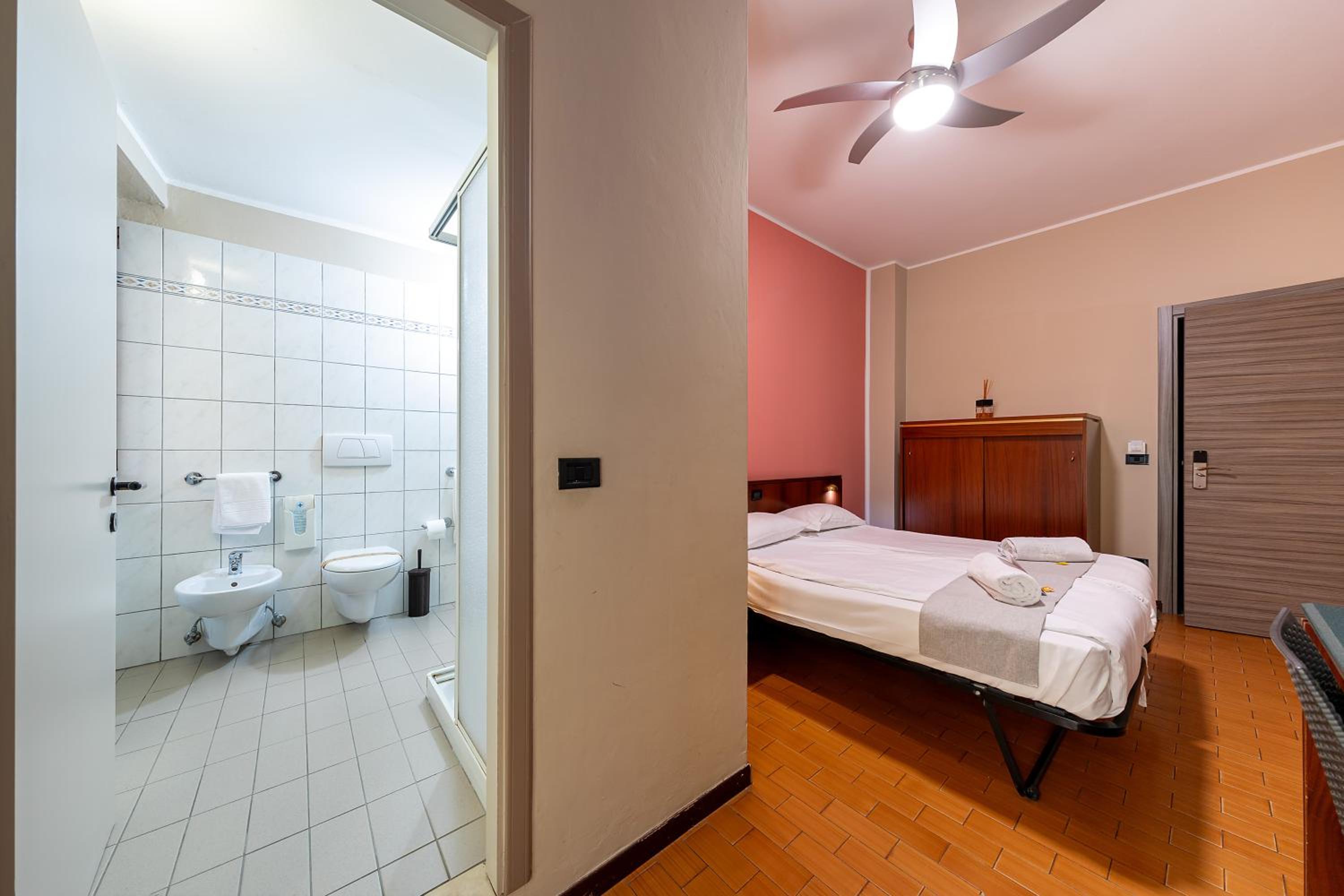 Standard Double Room - Photo 22