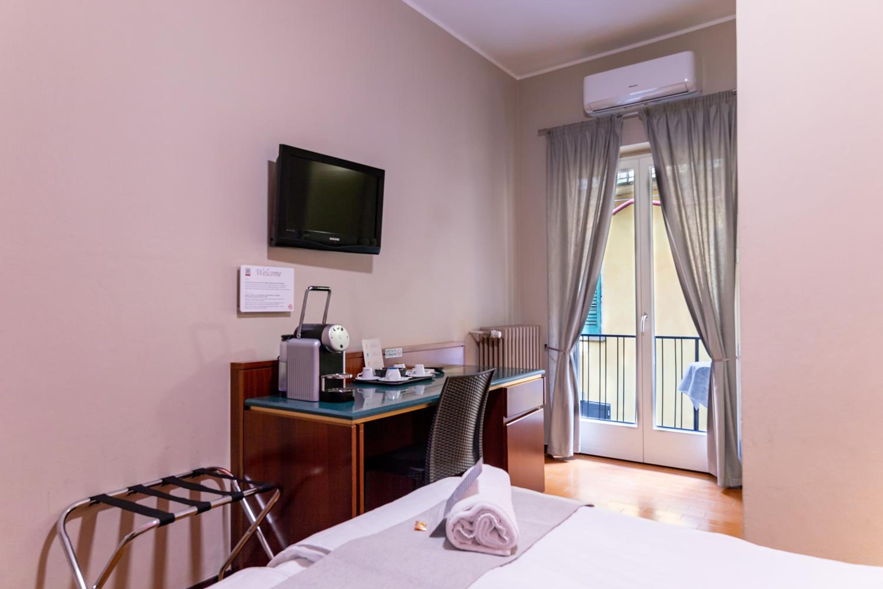 Standard Double Room - Photo 7
