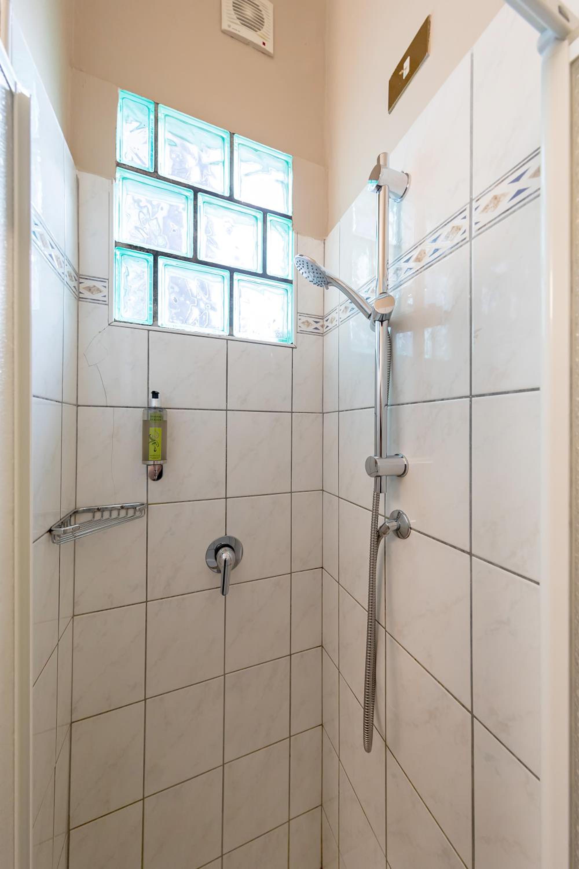 Standard Triple Room - Photo 13