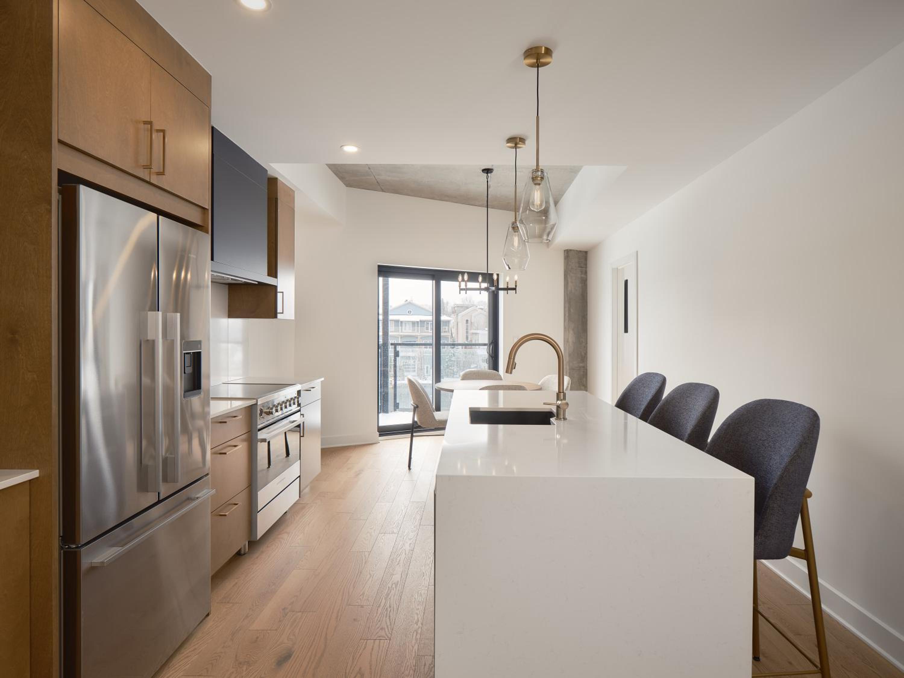 208 - 2nd Floor One Bedroom Suite, Queen Bed, Lake View photo 2