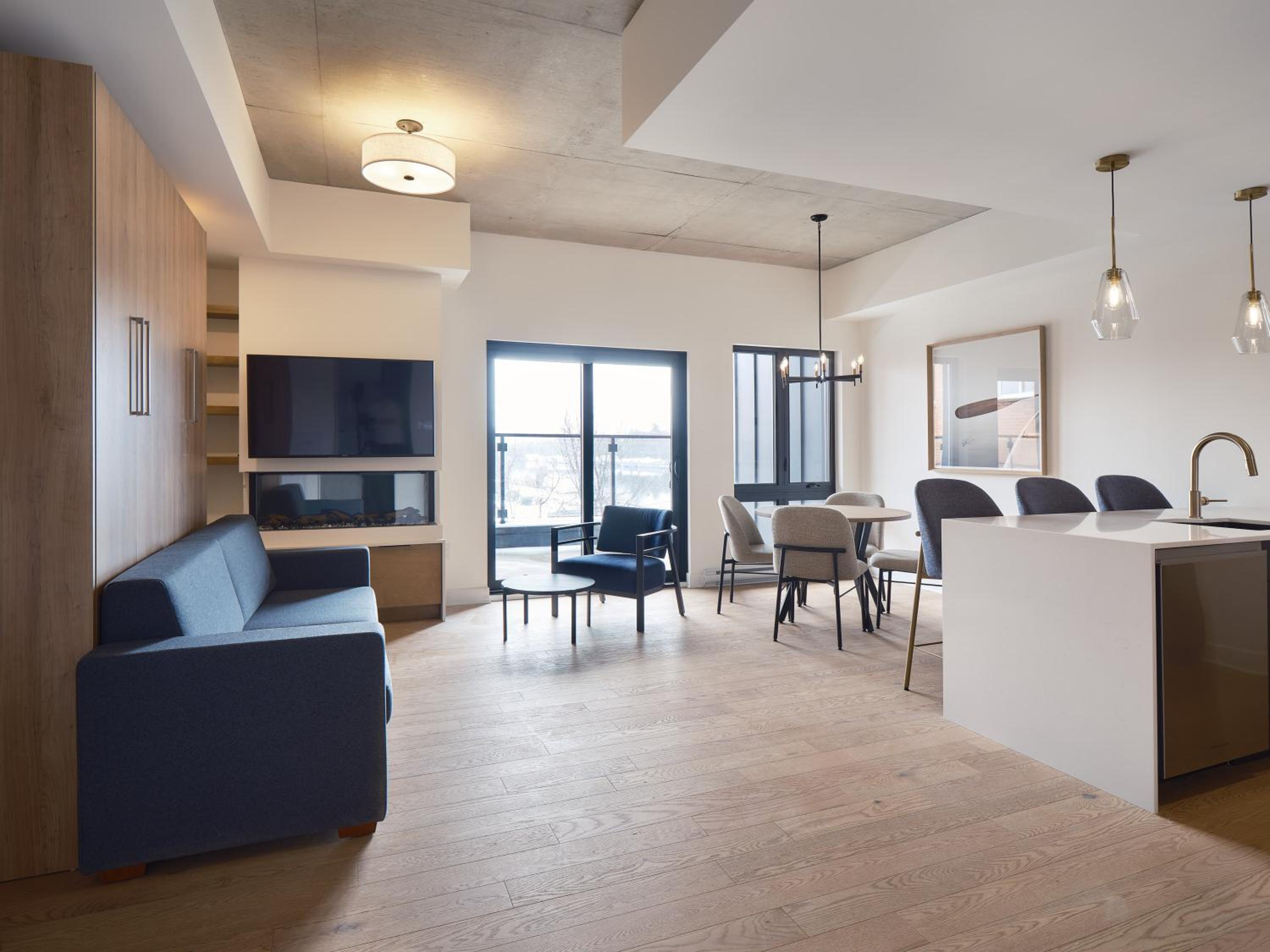 209 - 2nd Floor Studio, murphy Queen Bed, with Balcony