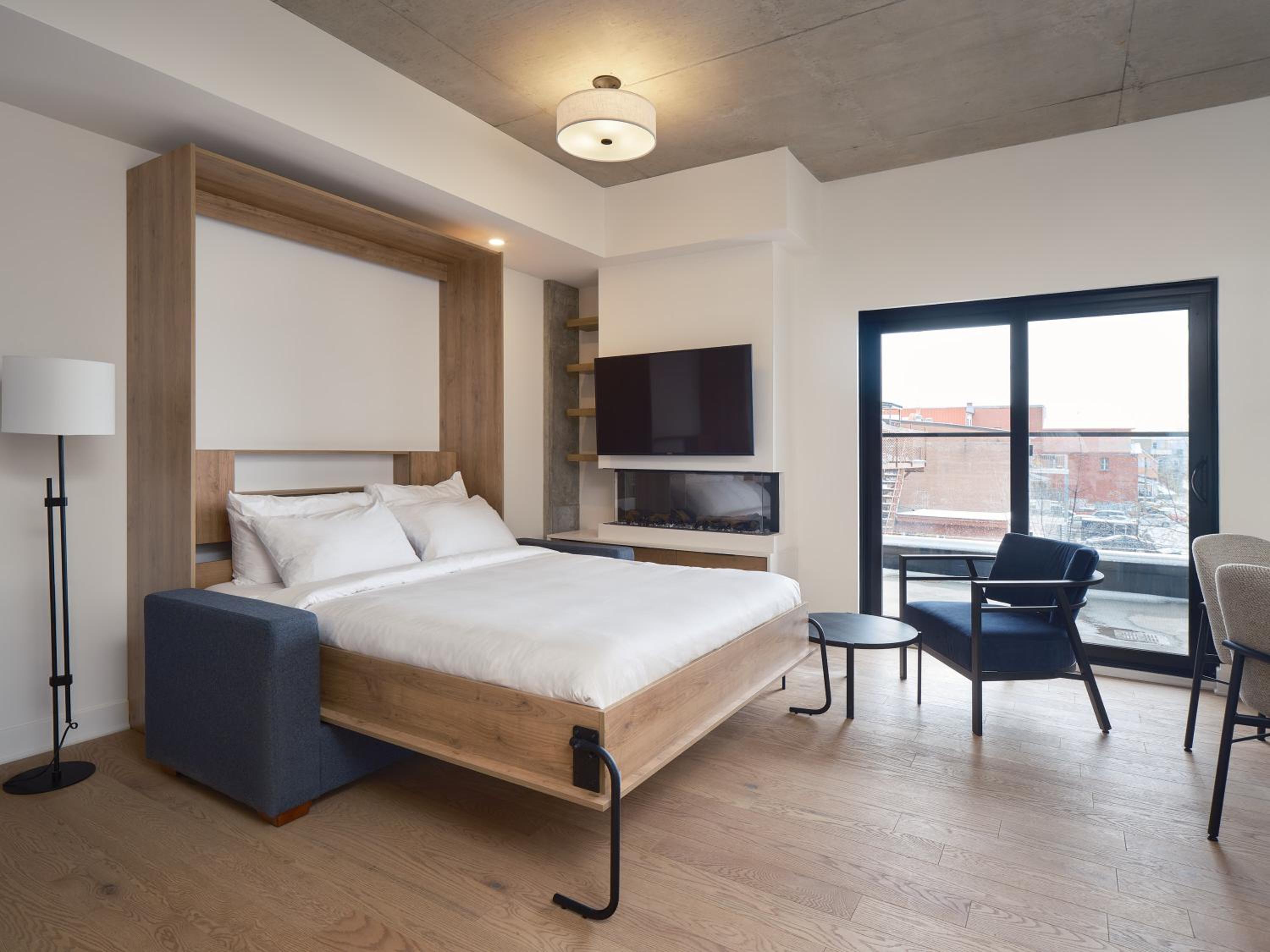407 - 4th Floor Studio, murphy Queen Bed, with Balcony