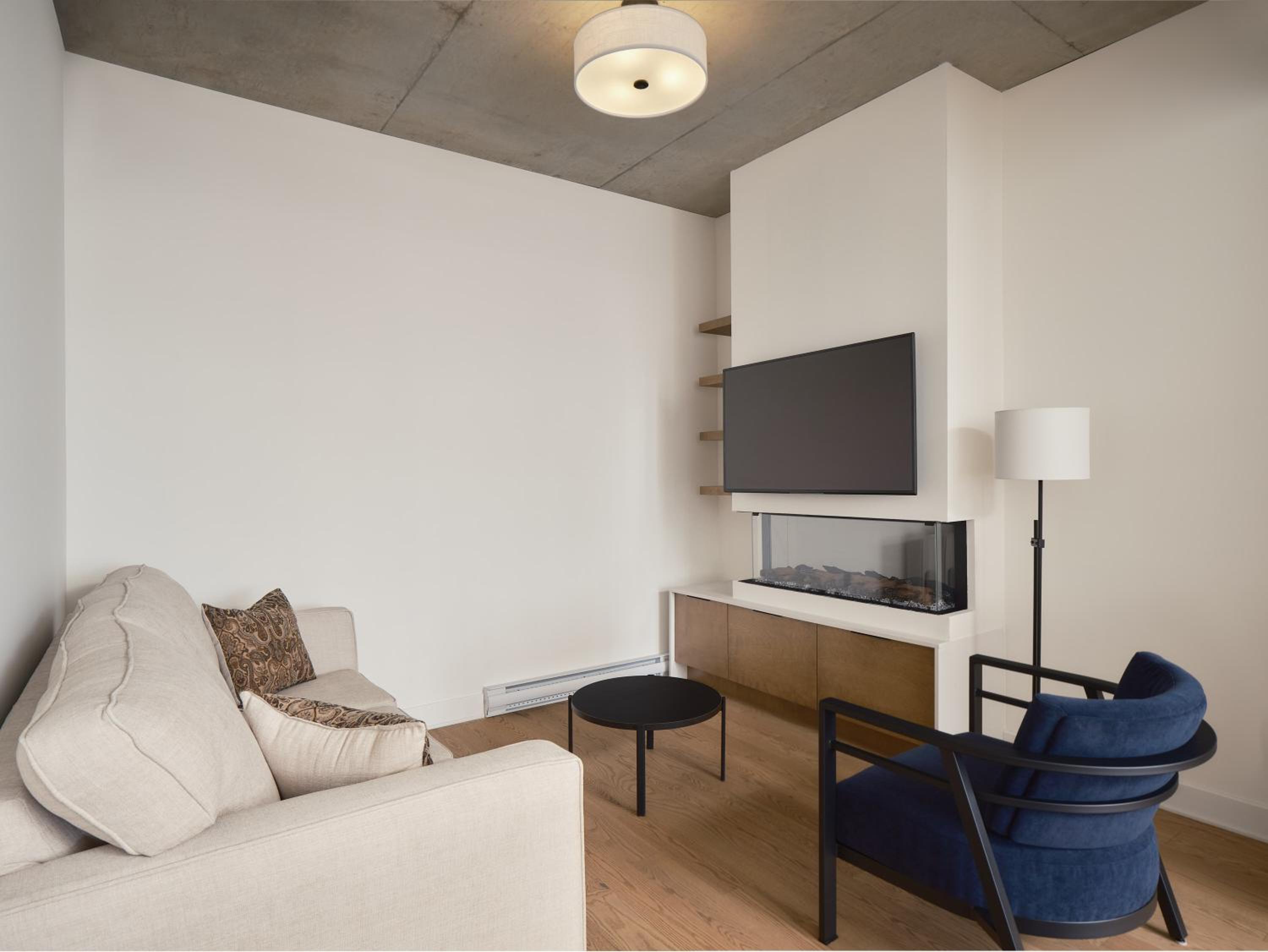 307 - 3rd Floor One Bedroom Suite, Queen Bed, Lake View