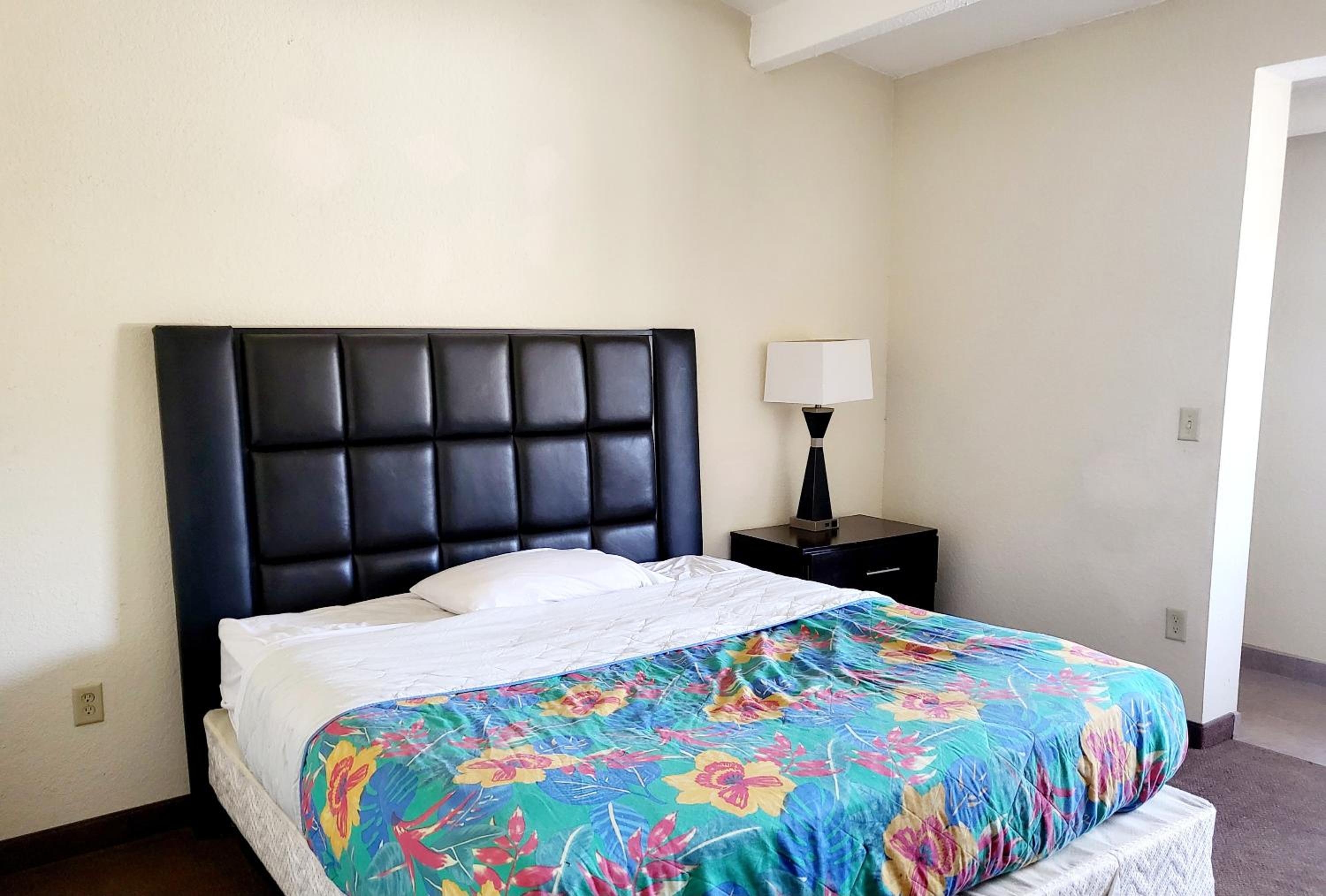 Deluxe King Room - Photo 1