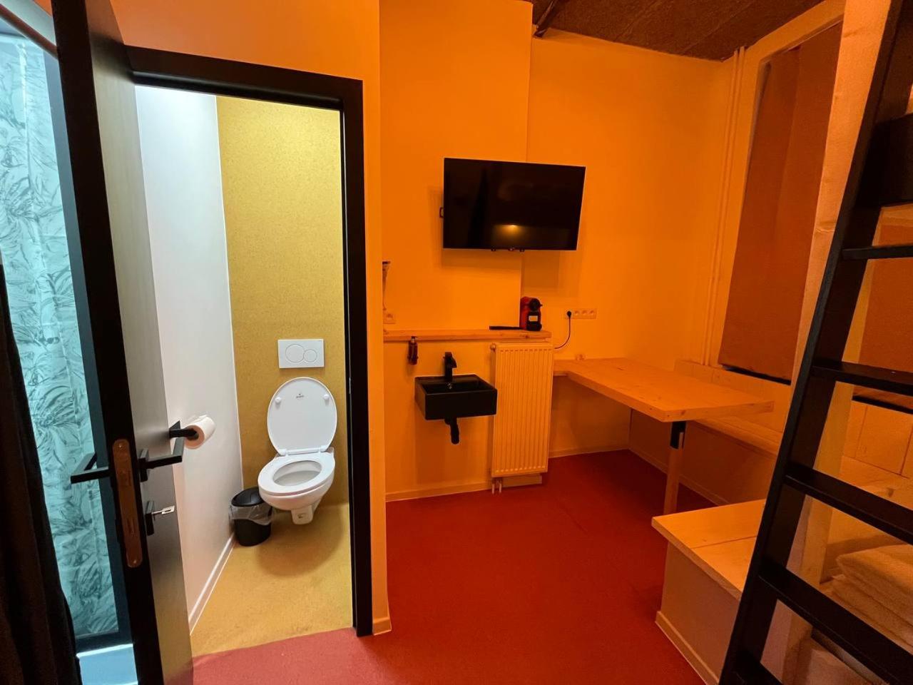 Family Room with Private Bathroom photo 2