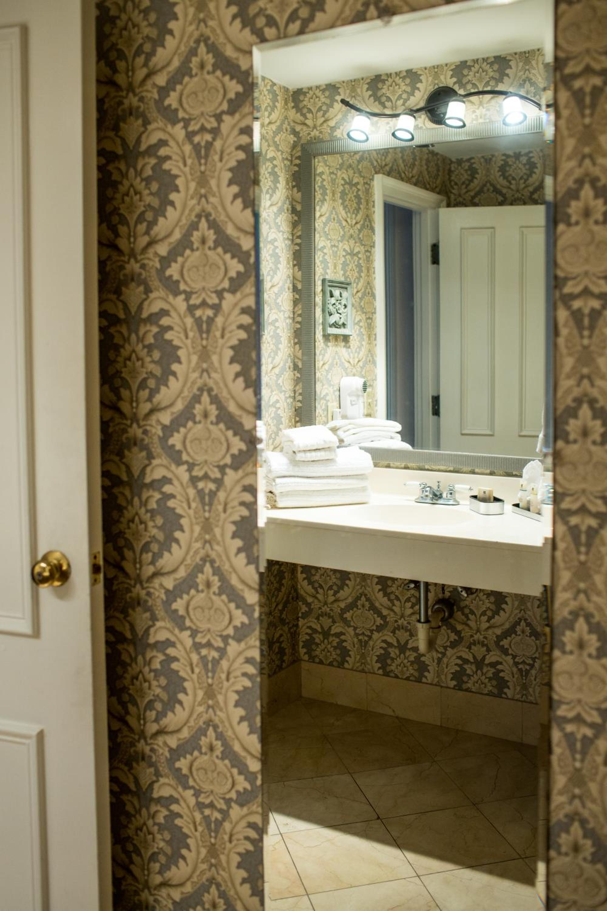 Deluxe Queen Room with Two Queen Beds photo 2