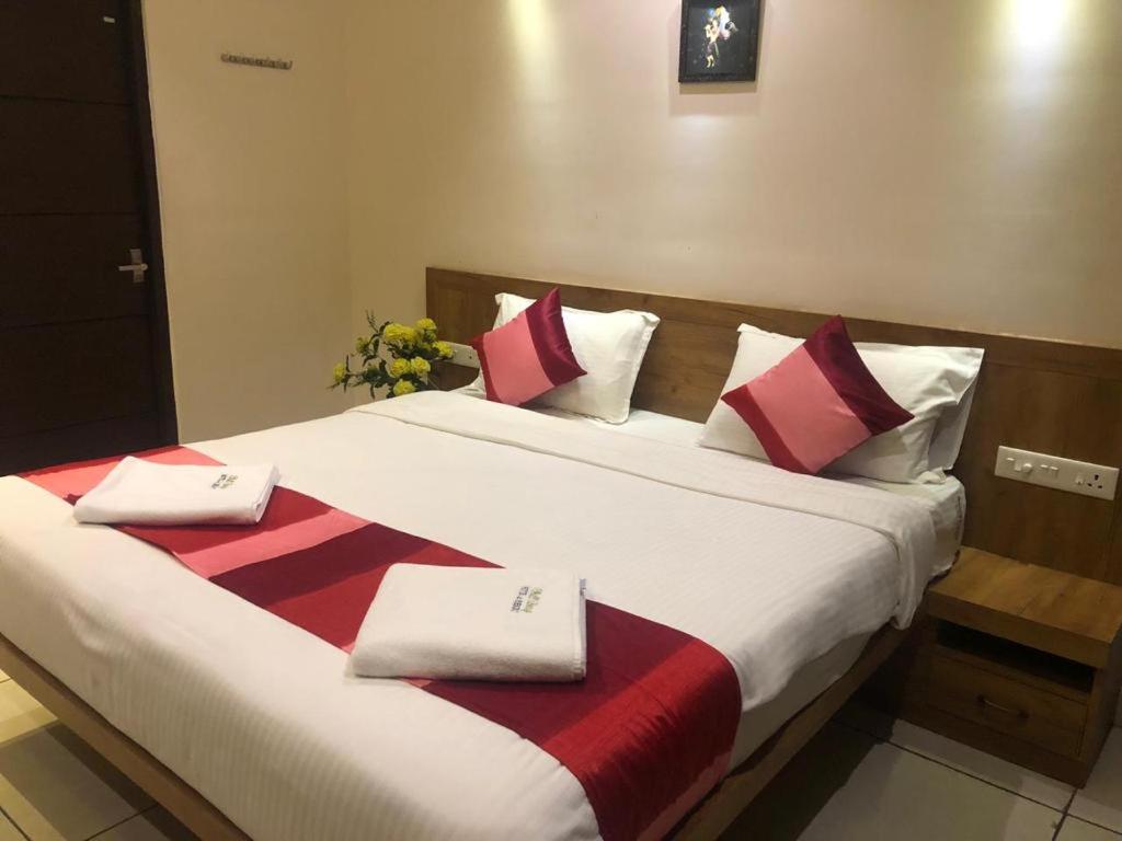 Deluxe Double Room with Balcony photo 3