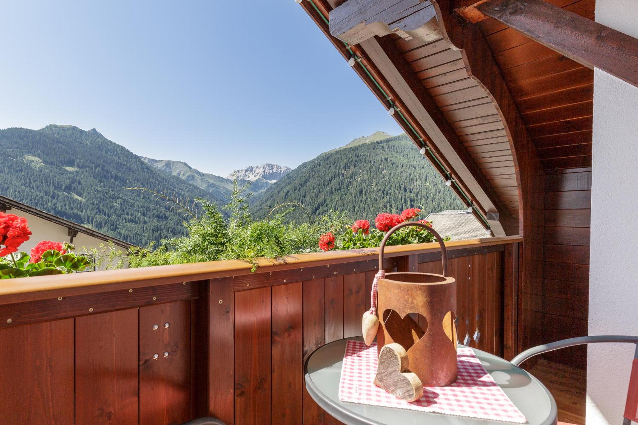 One-Bedroom Apartment with Balcony photo 2