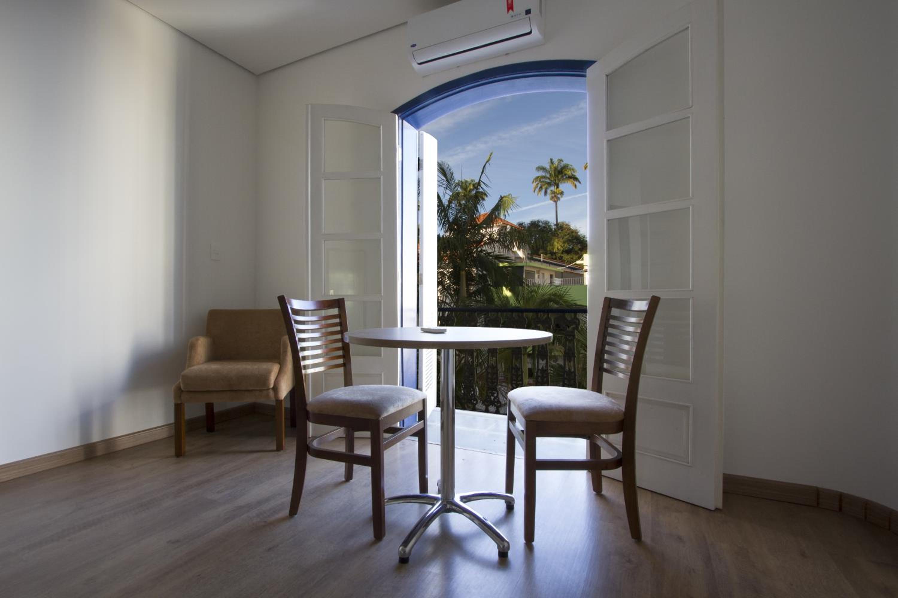 Deluxe Suite with Spa Bath - Photo 3