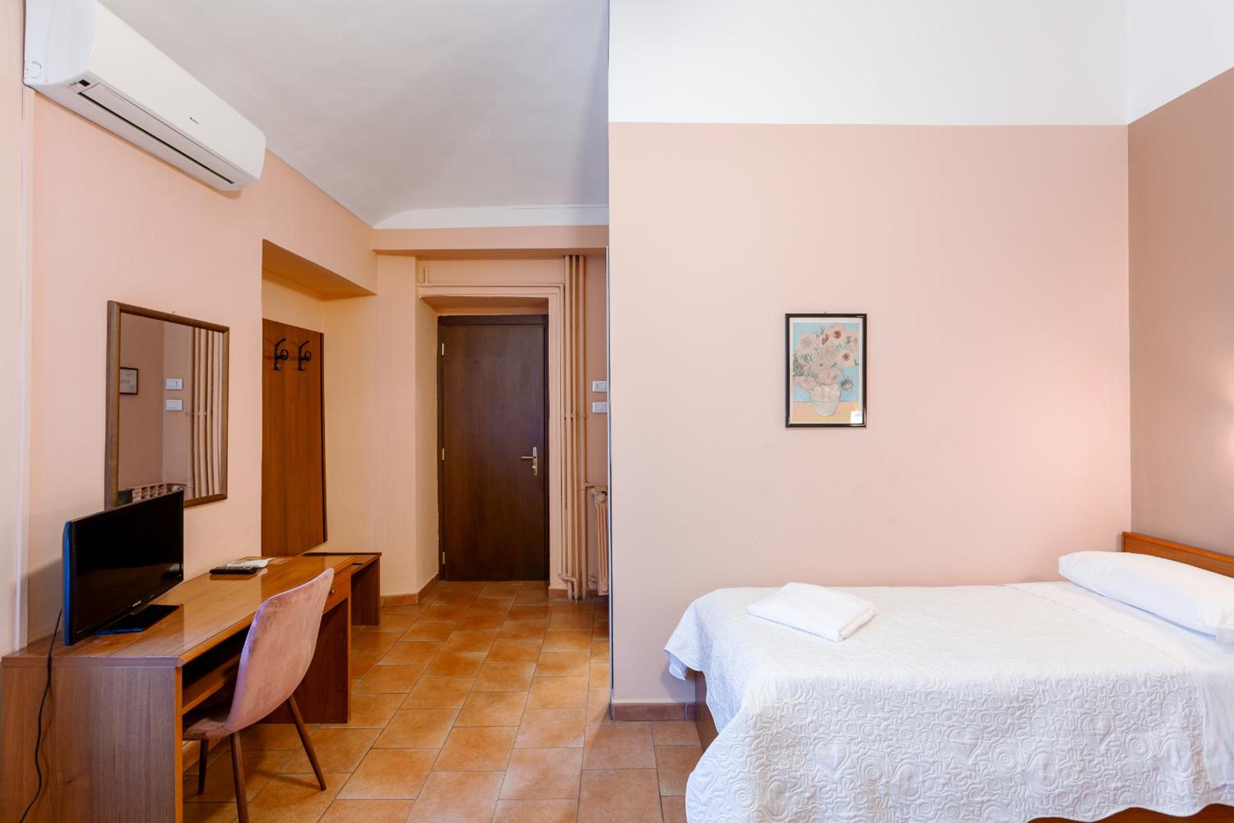 Double Room - Photo 7