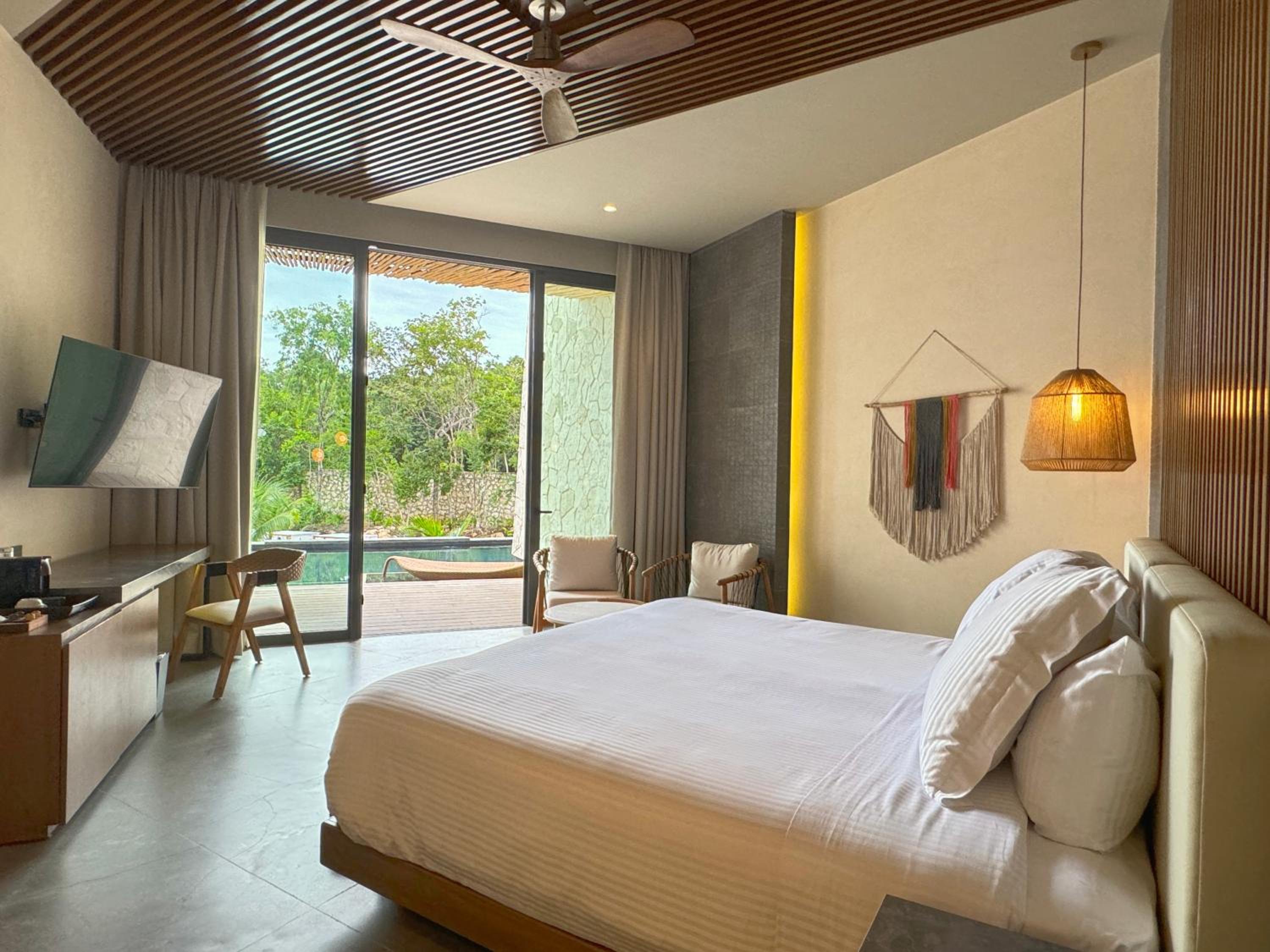 Preferred Club Junior Suite, Swim Out, King Bed thumbnail 6