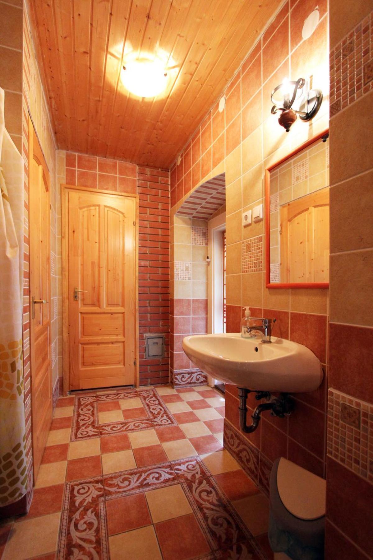One-Bedroom Apartment - Photo 2