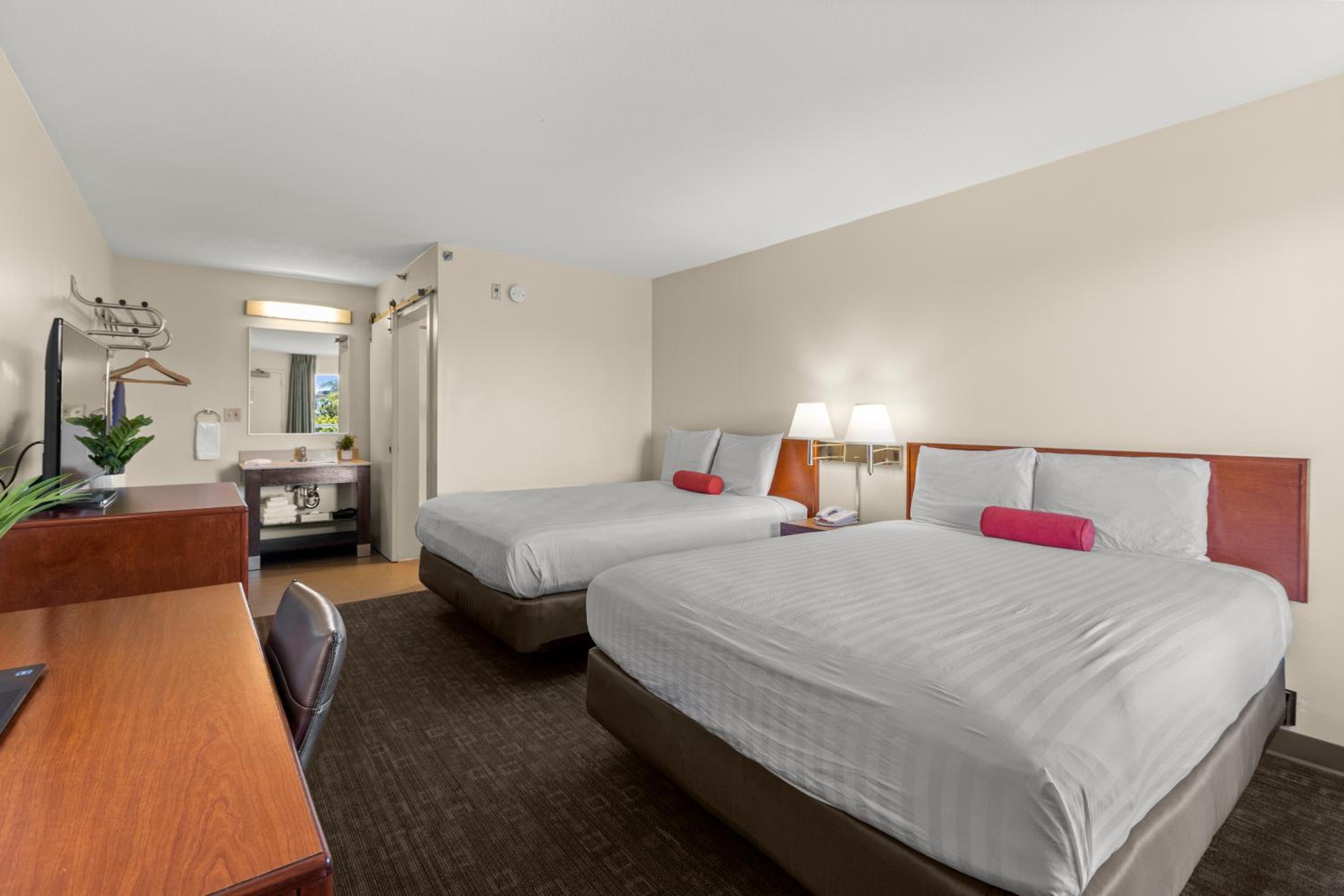 Queen Room with Two Queen Beds - Photo 2