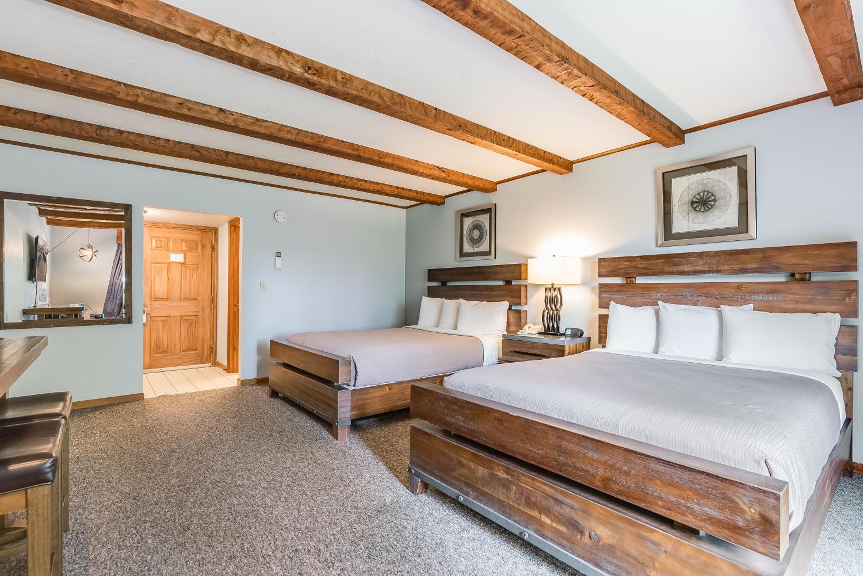 Queen Room with Two Queen Beds photo 3