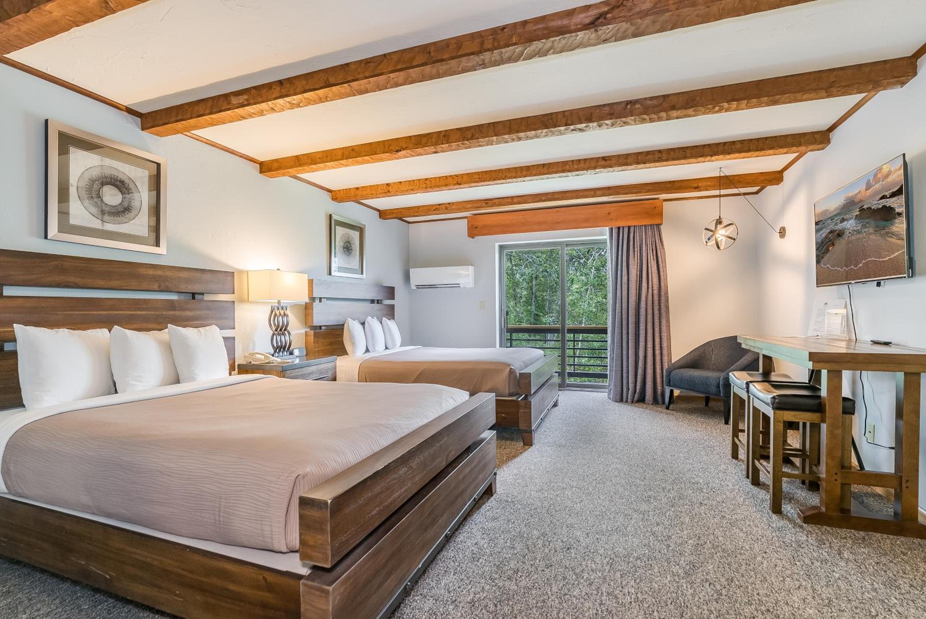 Queen Room with Two Queen Beds photo 2