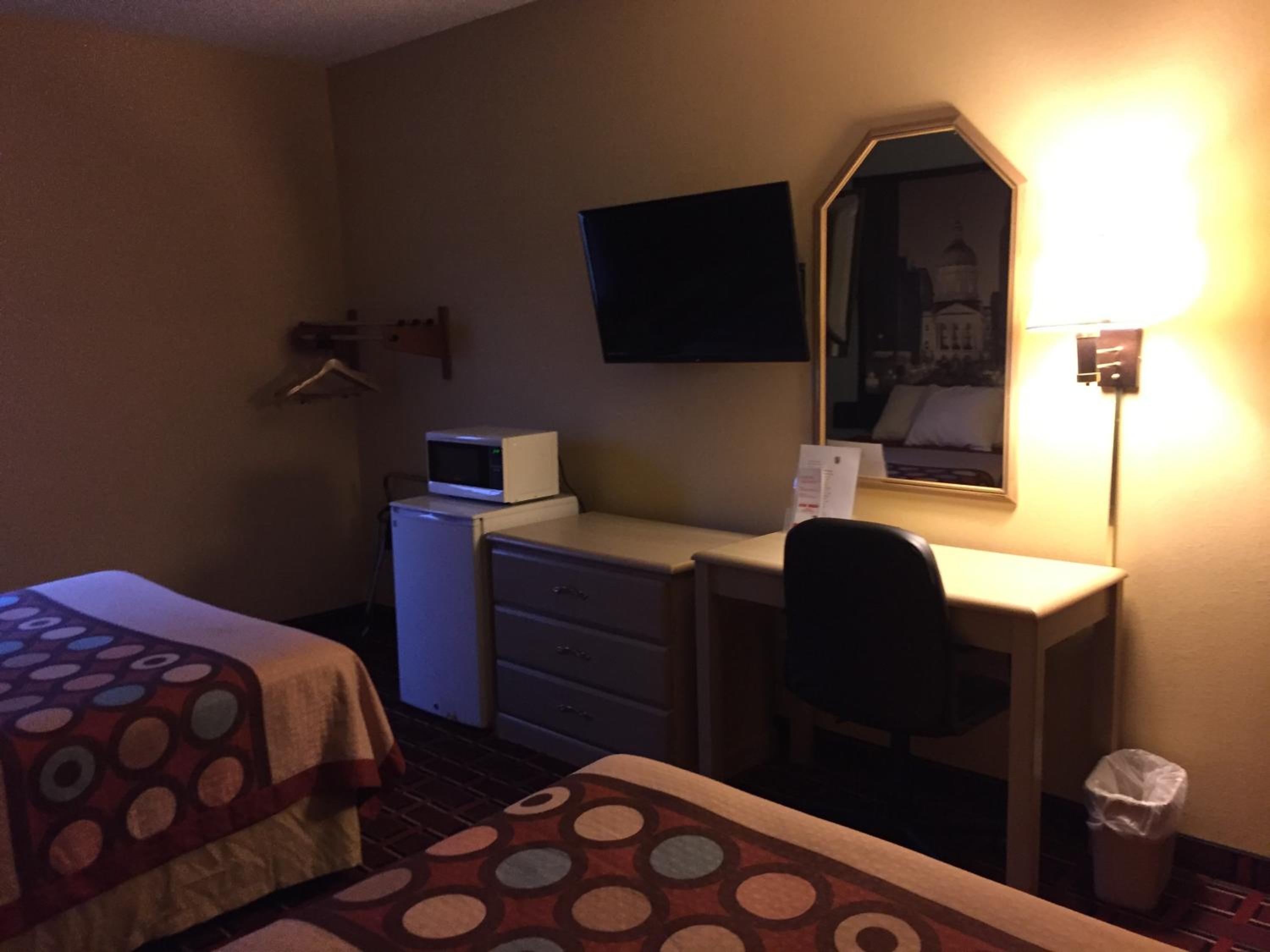 Queen Room with Two Queen Beds - Non-Smoking - Photo 2