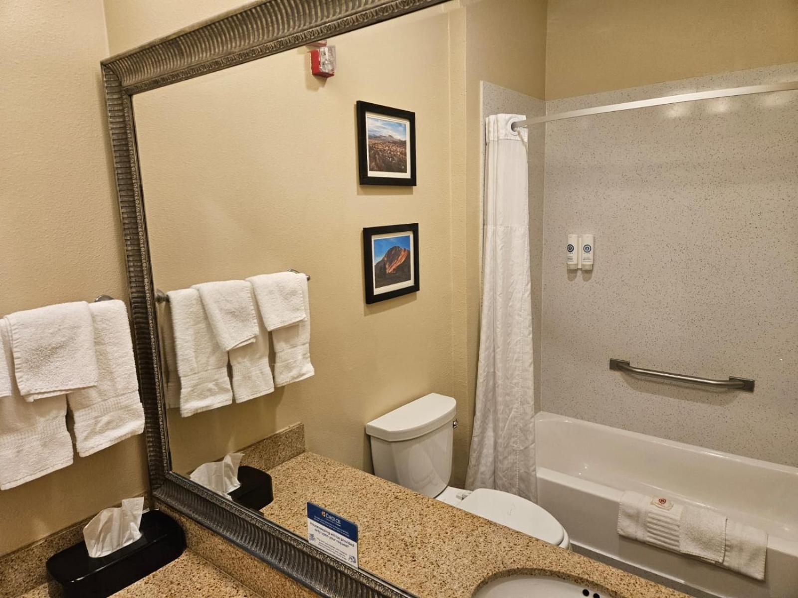 Queen Room with Two Queen Beds - Non-Smoking - Photo 3