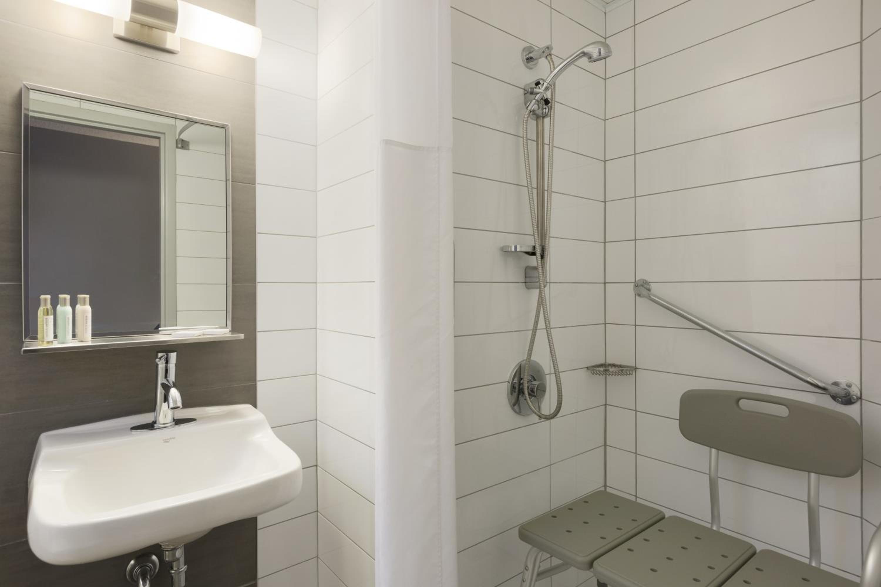 Twin Room with Disability Access - Non-Smoking photo 3