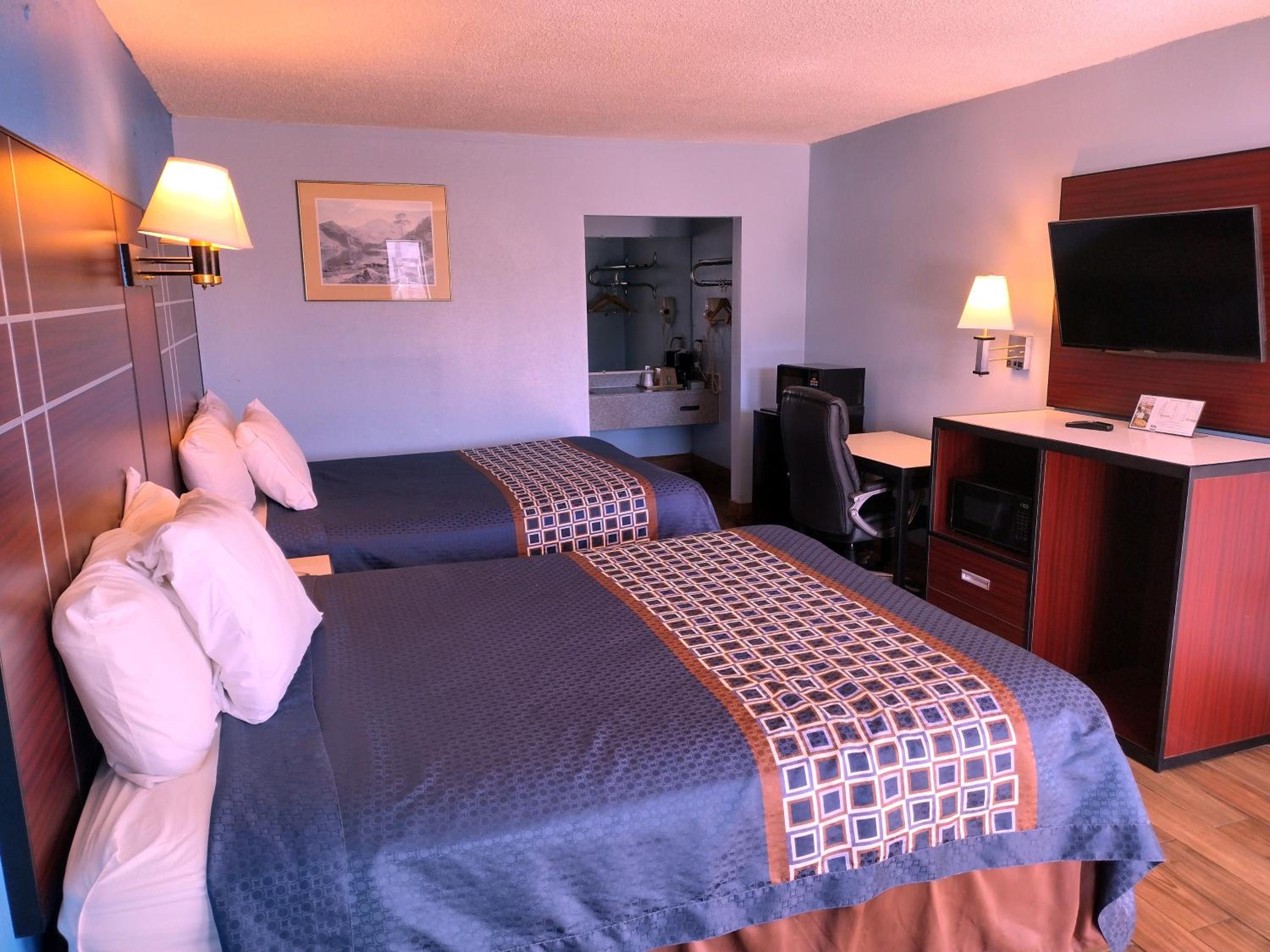 Standard Queen Room with Two Queen Beds - Non Smoking  - Photo 2