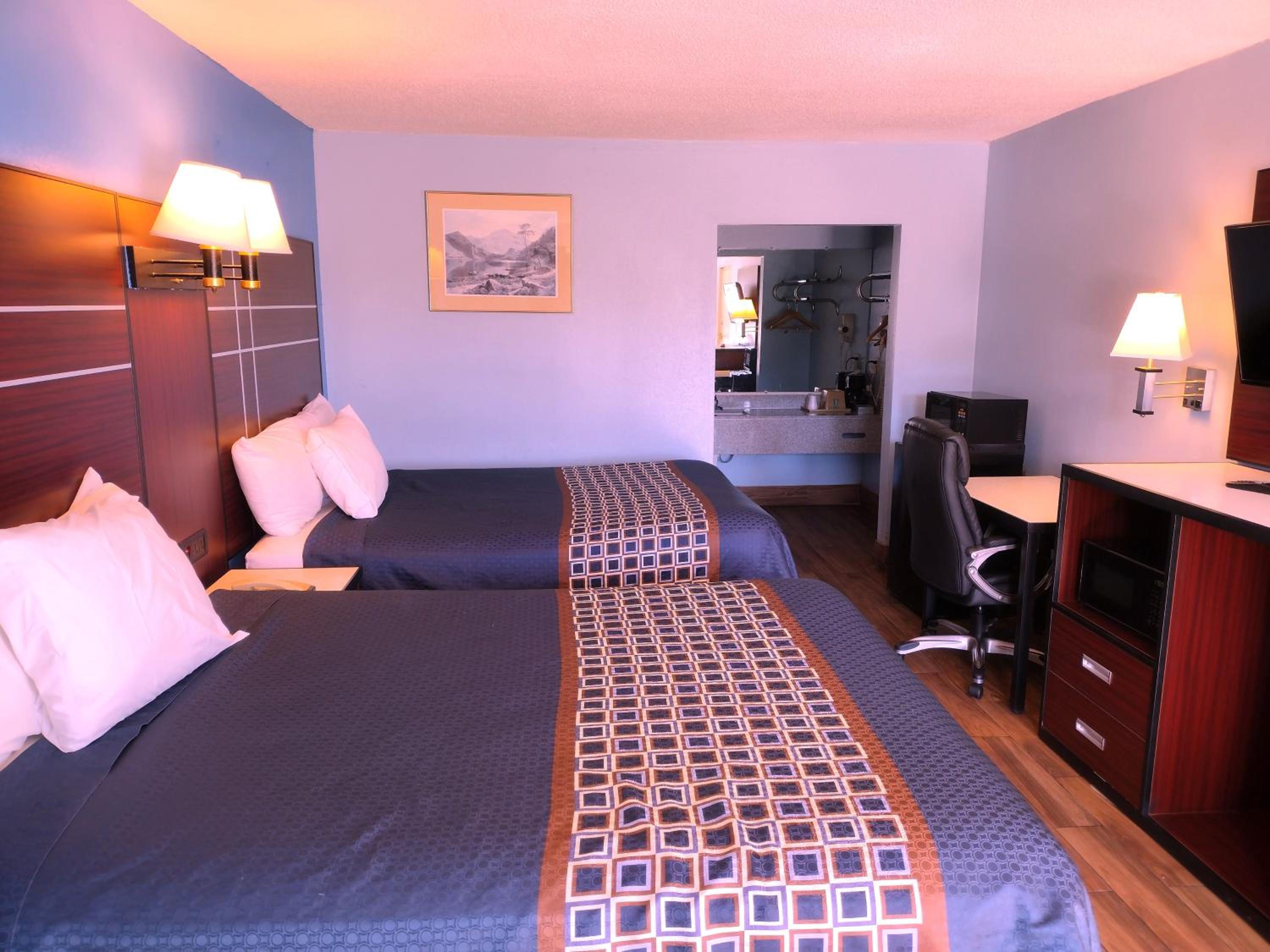 Standard Queen Room with Two Queen Beds - Non Smoking  - Photo 3