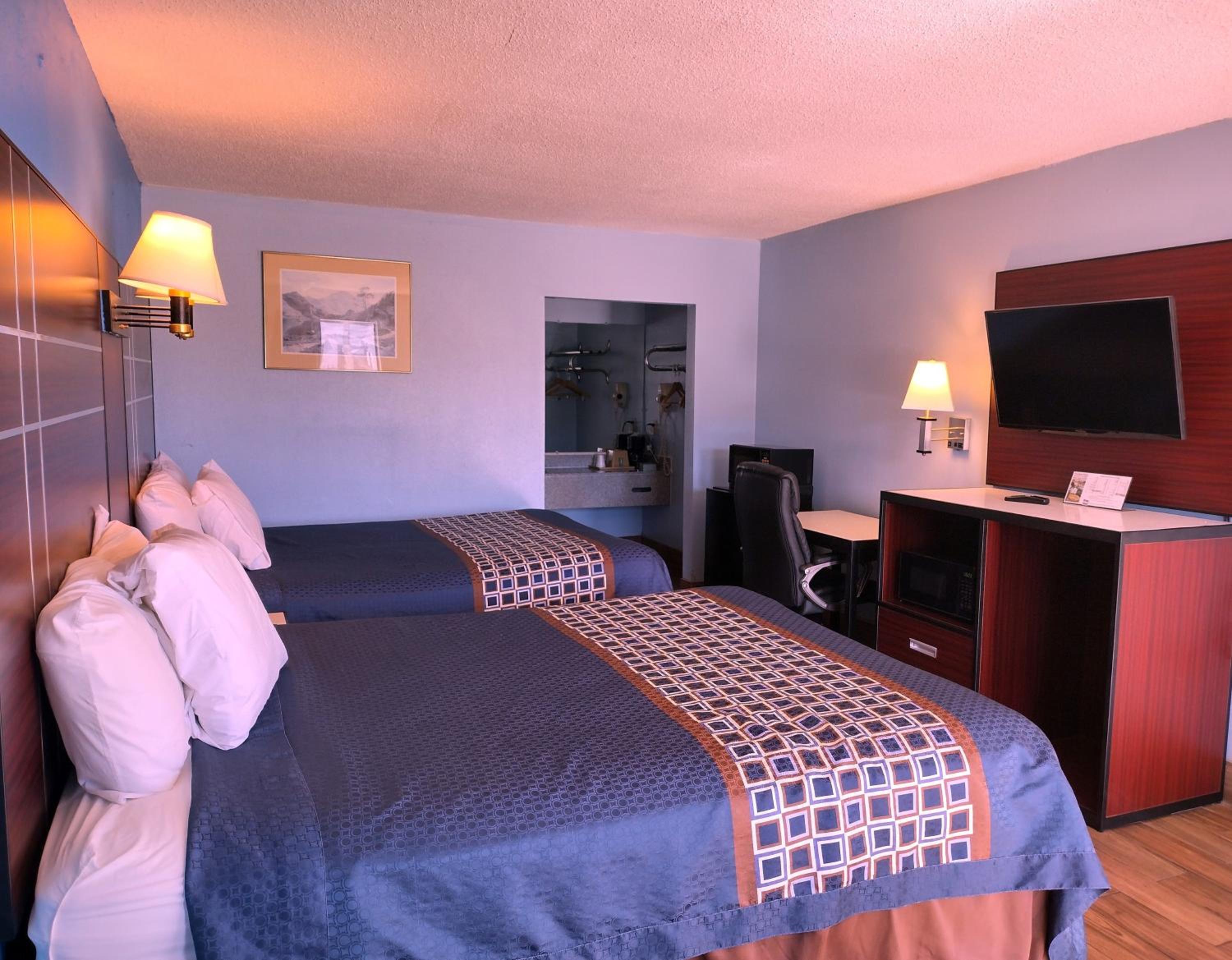Standard Queen Room with Two Queen Beds - Non Smoking  - Photo 4