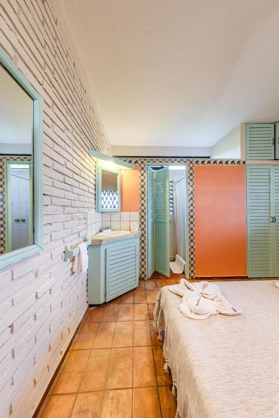 Deluxe Double Room with Balcony - Photo 8