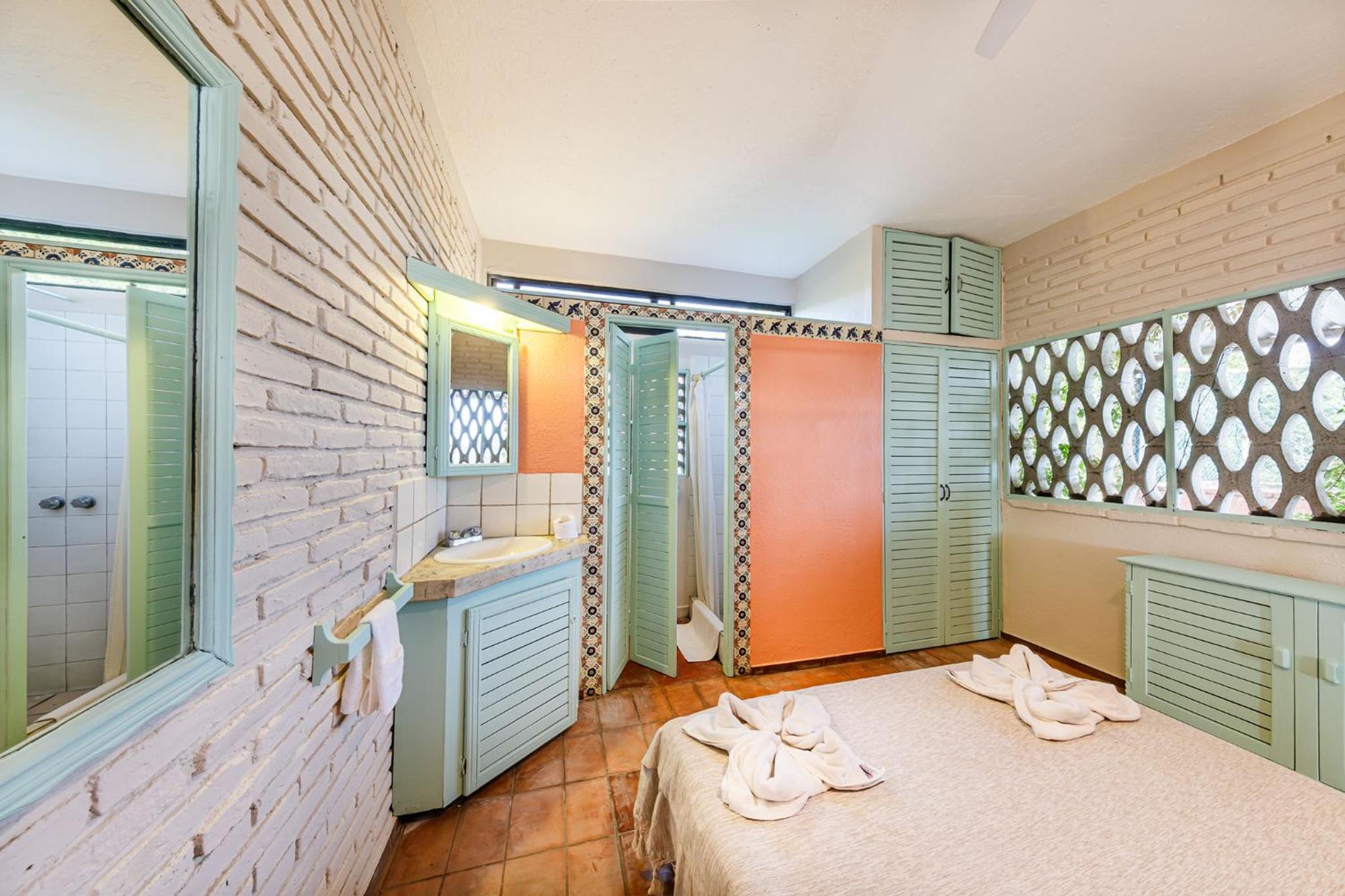Deluxe Double Room with Balcony - Photo 6