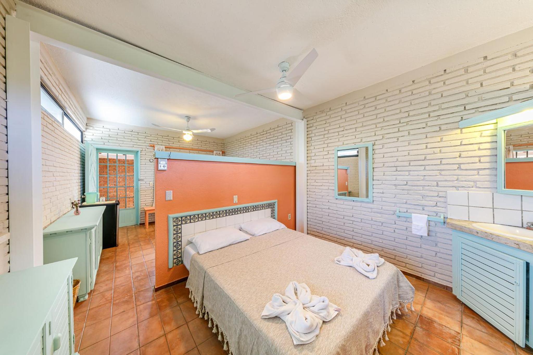 Deluxe Double Room with Balcony - Photo 9