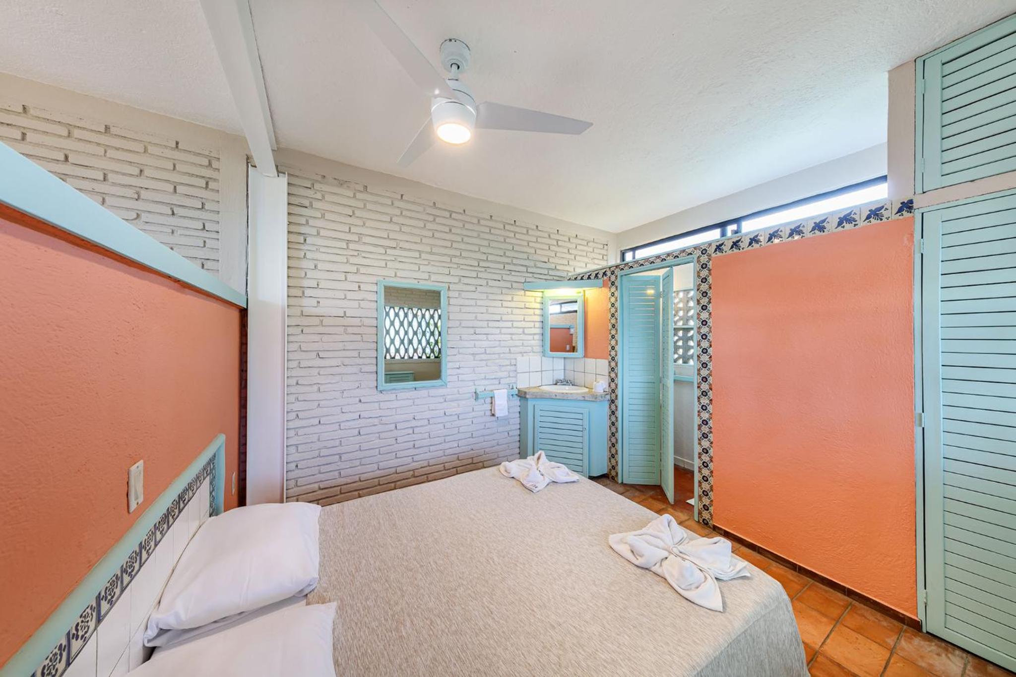 Deluxe Double Room with Balcony - Photo 4