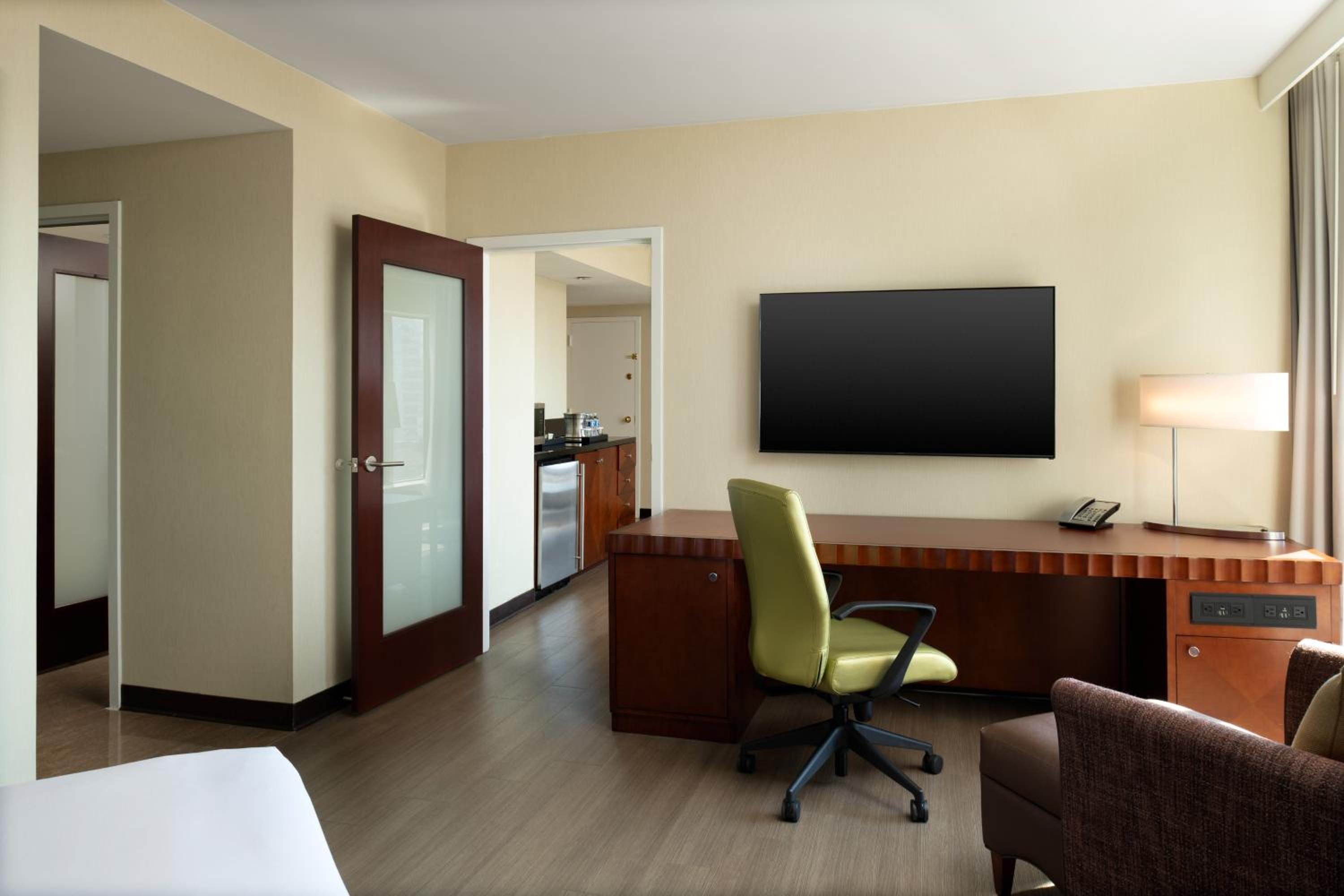 Junior King Suite with Seating Area - Photo 7